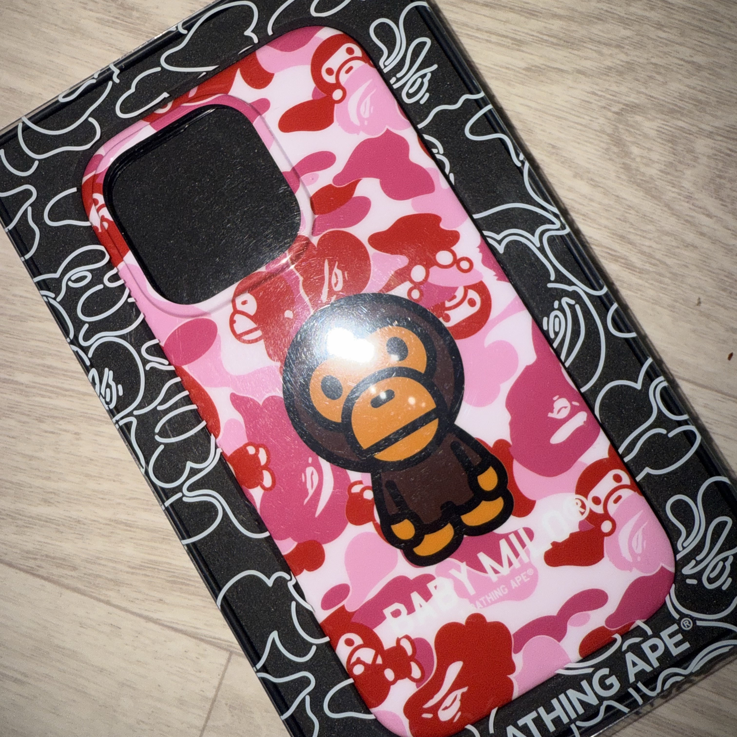 BAPE ABC Milo Camo iPhone 16 Pro Case Pink 착용 스타일 - 1