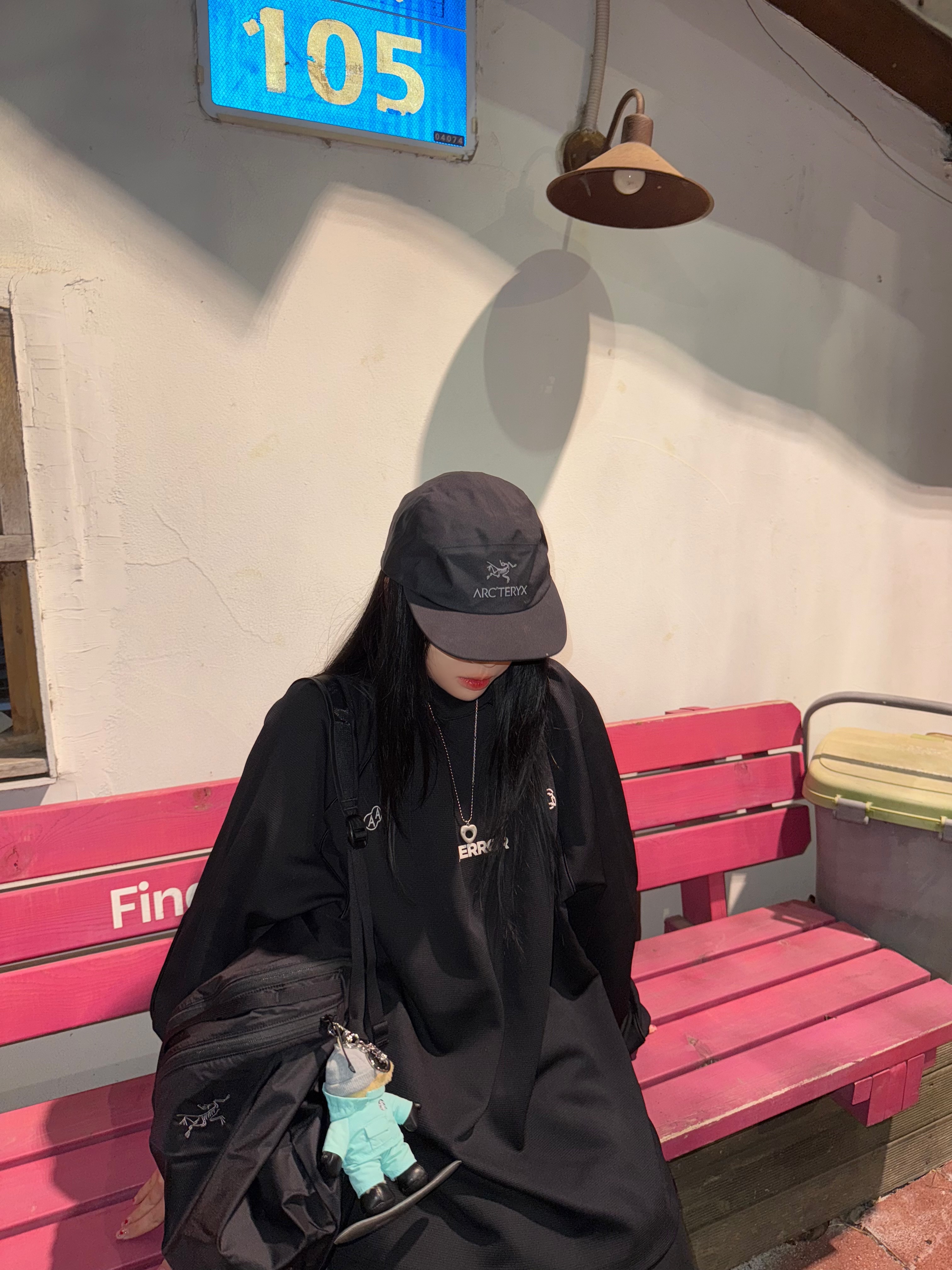 Arc'teryx Heliad 15 Backpack Black, Arc'teryx Gore 5 Panel Cap Black 착용 스타일