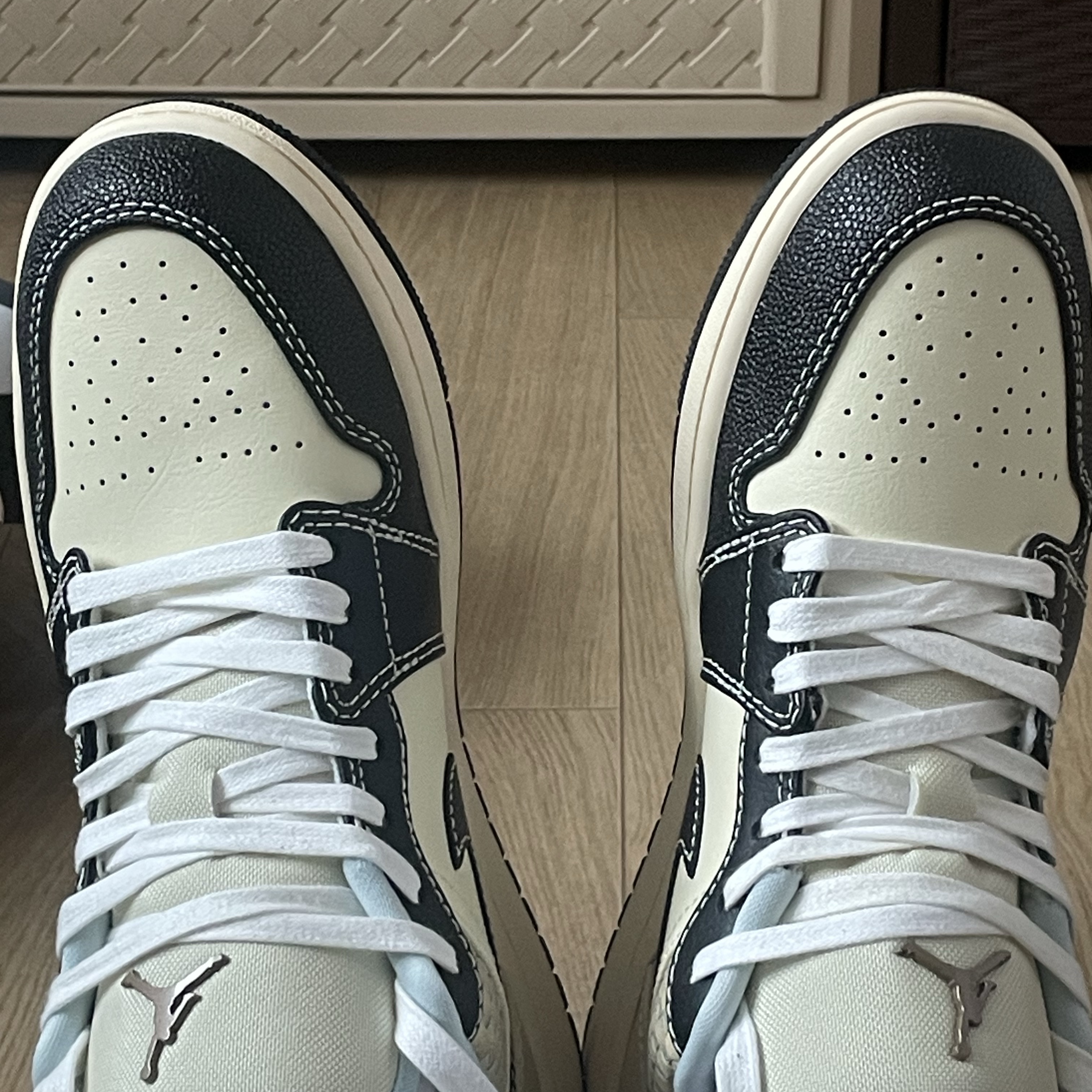 Jordan 1 Low SE Coconut Milk Muslin 착용 스타일 - 1