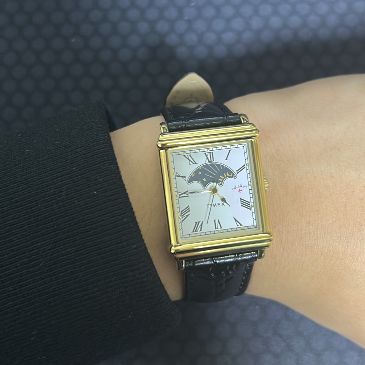 Timex x Noah Sun and Moon Watch Black Gold 착용 스타일