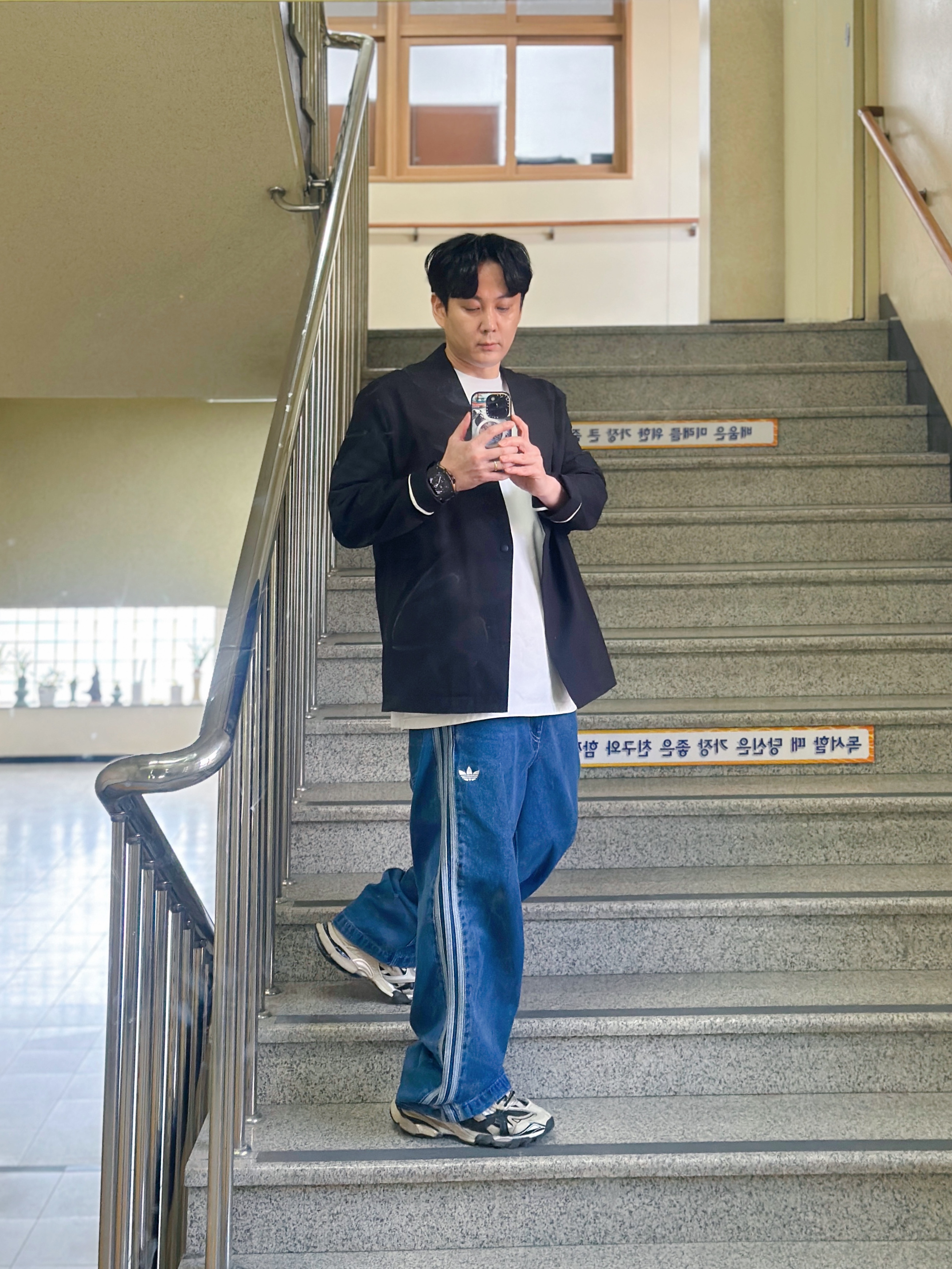 Adidas Adicolor Denim Firebird Pants Medium Blue Denim - KR Sizing, Balenciaga Track.2 Sneakers Beige Black 착용 스타일 - 1