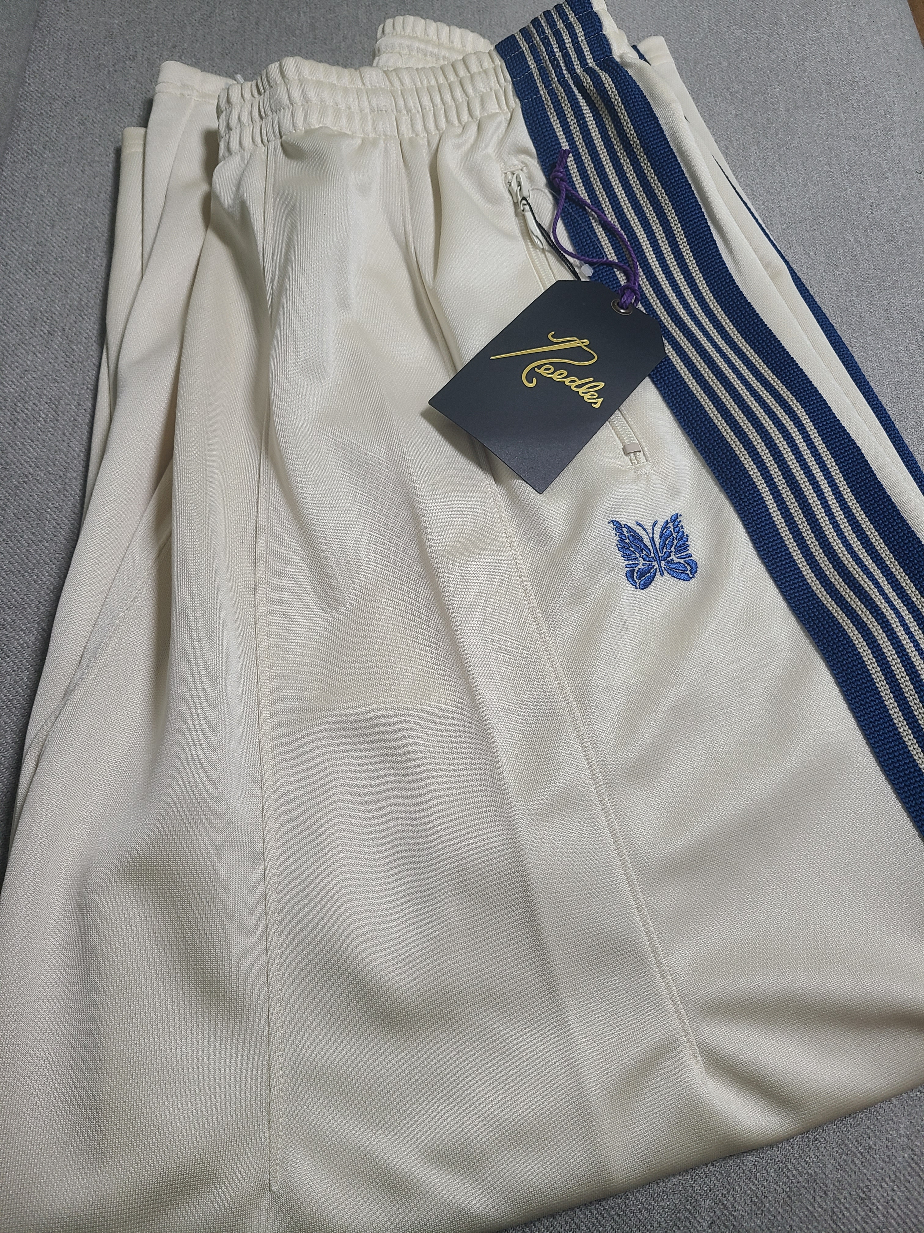 Needles x Jeans Factory H.D. Track Pants Poly Smooth Off White, Ader Error Sig; TRS Tag Sweatshirt 01 Navy 착용 스타일 - 3