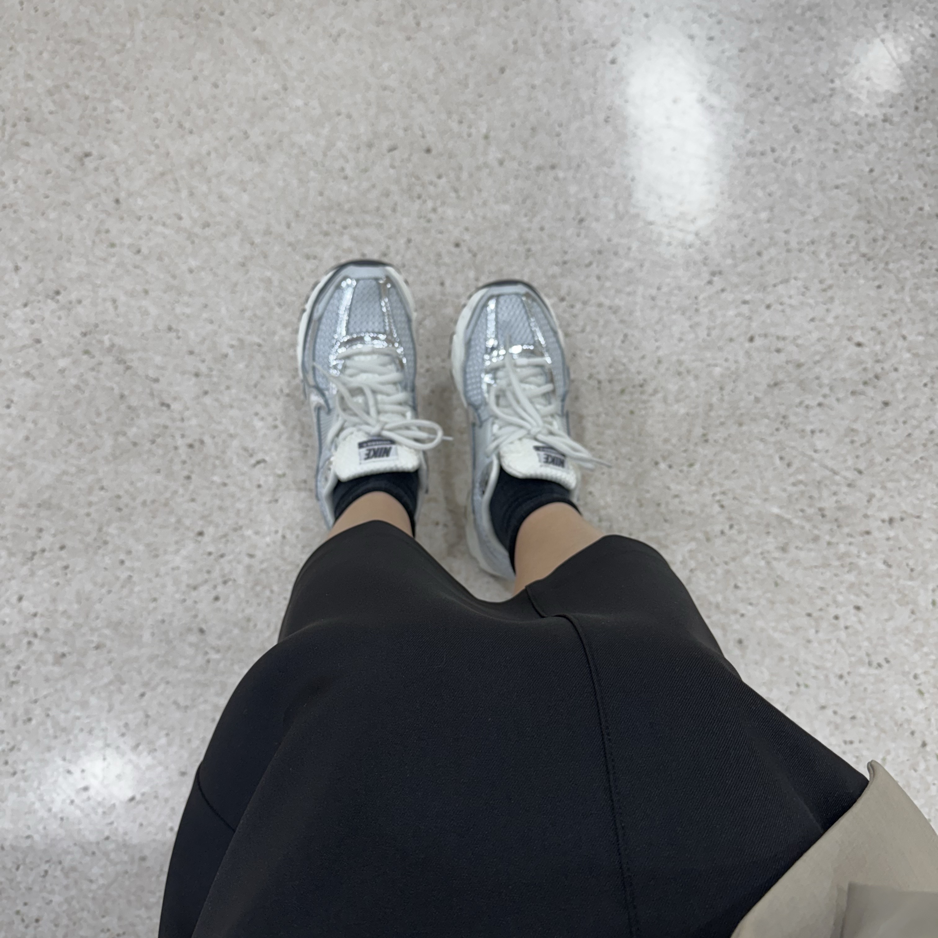 (W) Nike Zoom Vomero 5 Photon Dust and Metallic Silver 착용 스타일