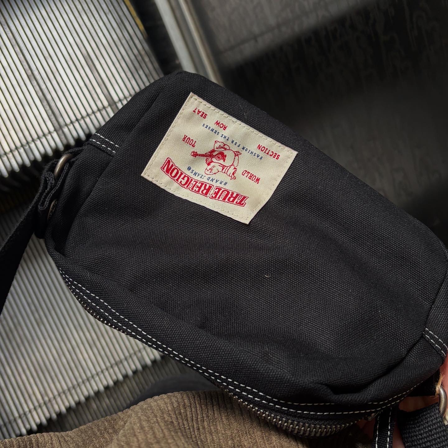 True Religion Authentic Pouch Bag Black, Asics Gel-Quantum Kinetic Graphite Grey Black 착용 스타일 - 1