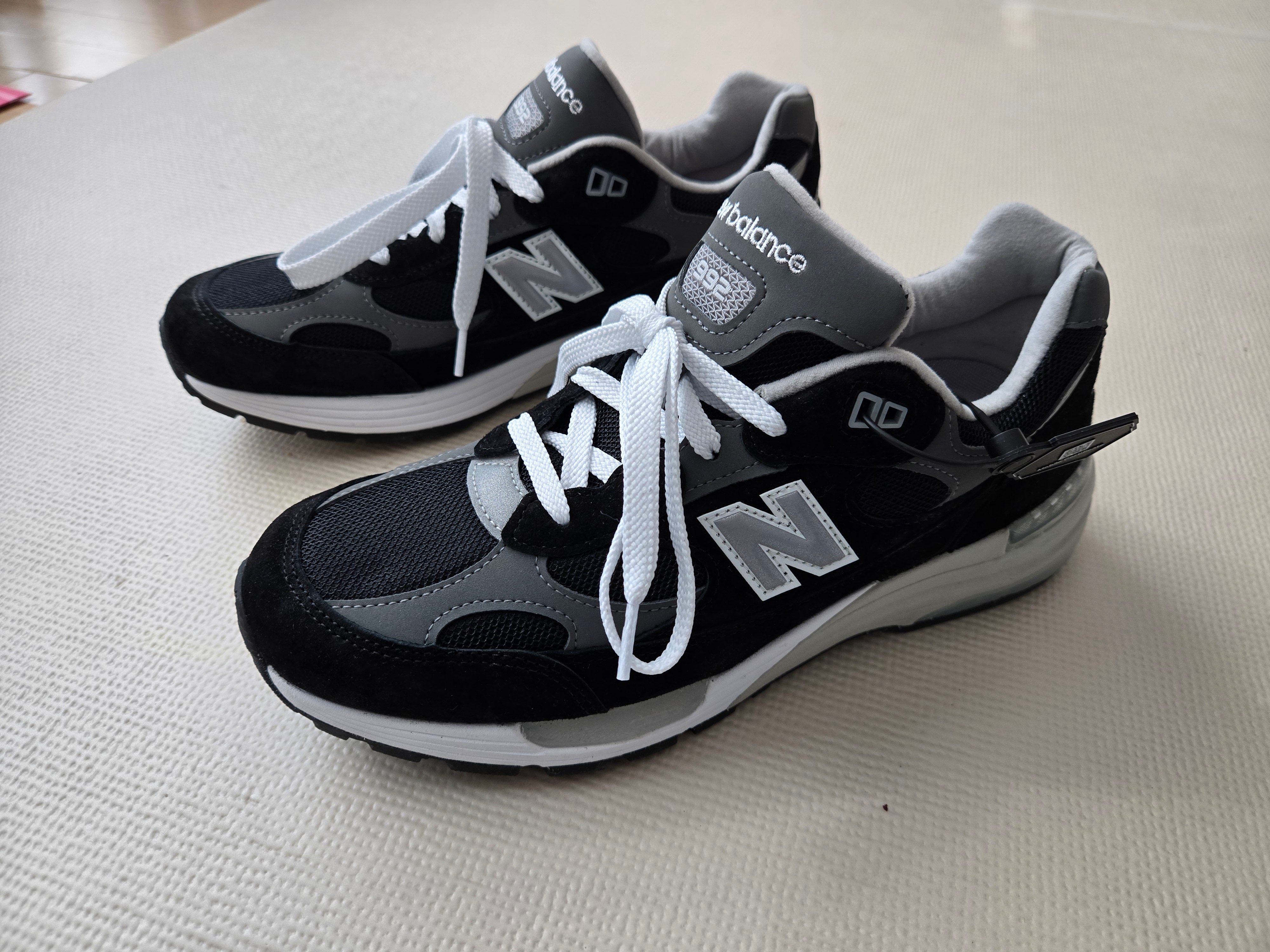 New Balance 992 Made in USA Core Black Grey, New Balance 993 Made in USA Navy - D Standard 착용 스타일 - 2