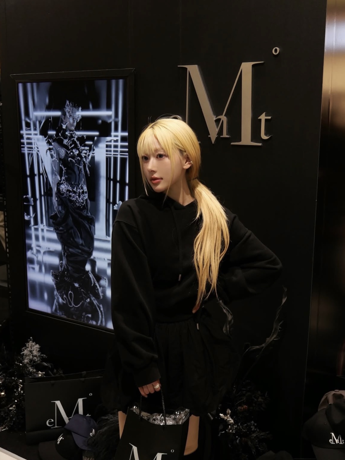 MUCENT Arc Back Logo Hoodie Black, MUCENT Signature Ballcap Dyeing Gray Denim 착용 스타일 - 1