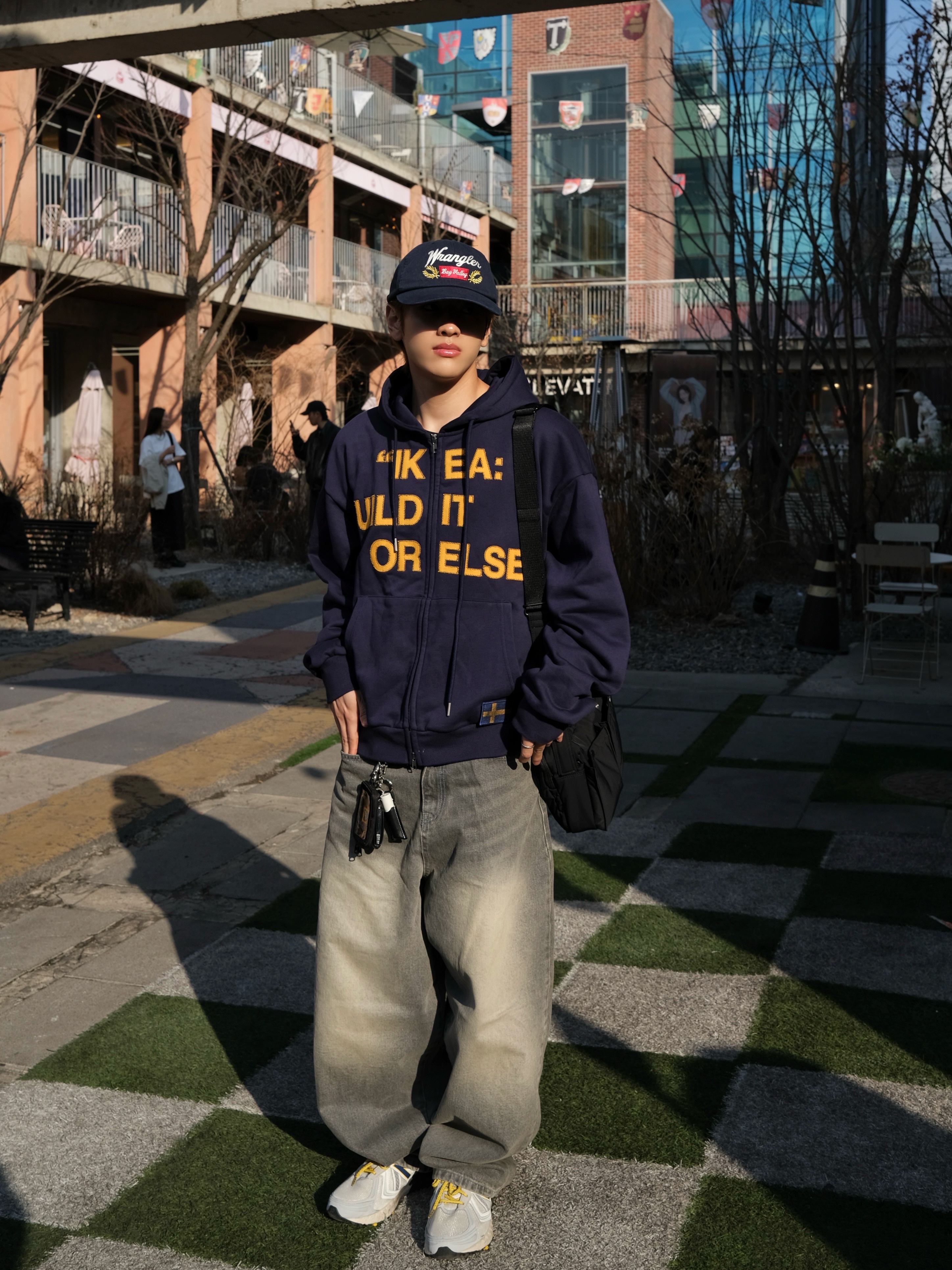 Uniqlo Multi Pocket Shoulder Bag Olive, Wrangler Note Writing Cap Navy 착용 스타일 - 2