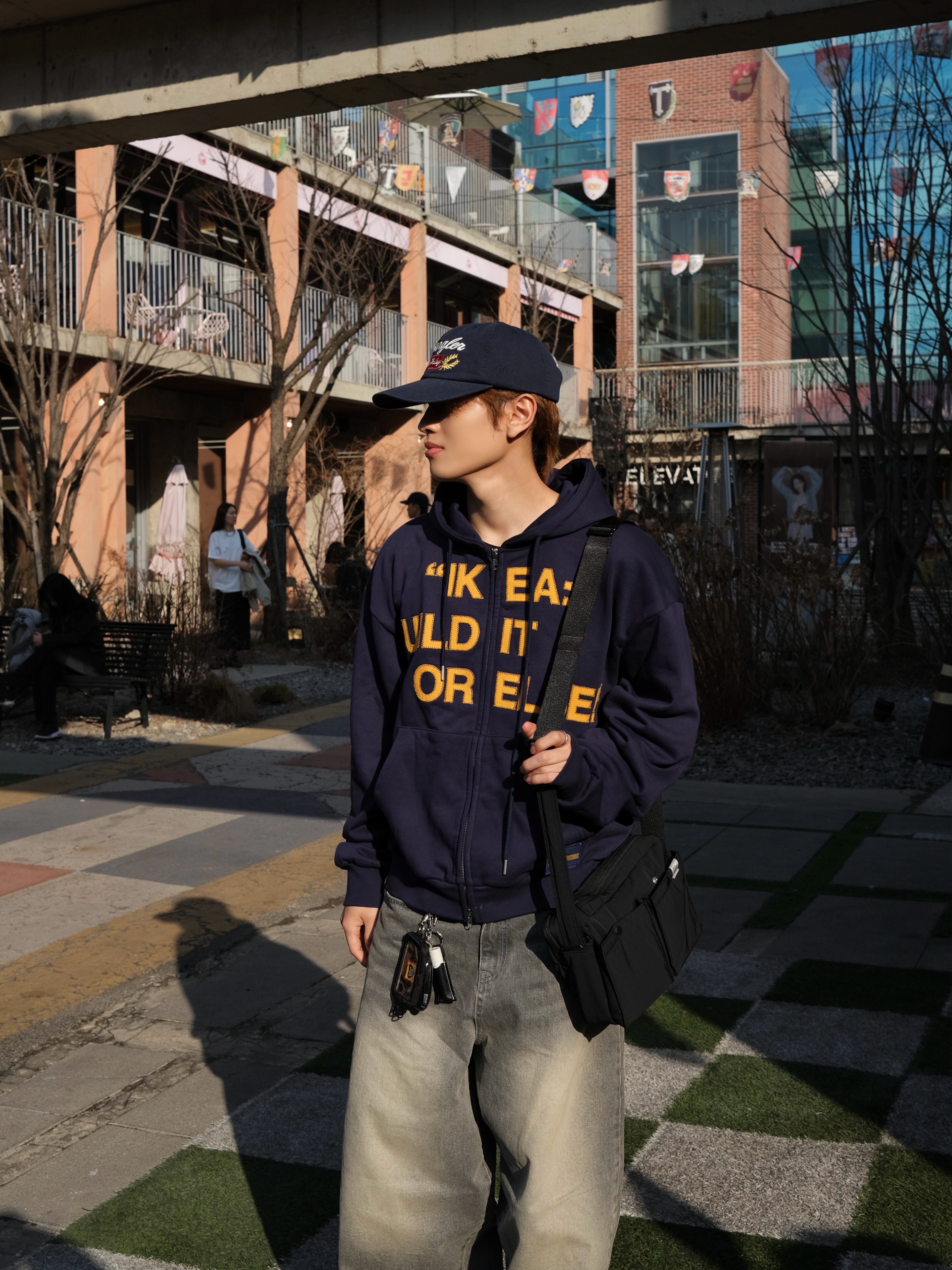Wrangler Note Writing Cap Navy, Uniqlo Multi Pocket Shoulder Bag Olive 착용 스타일 - 1