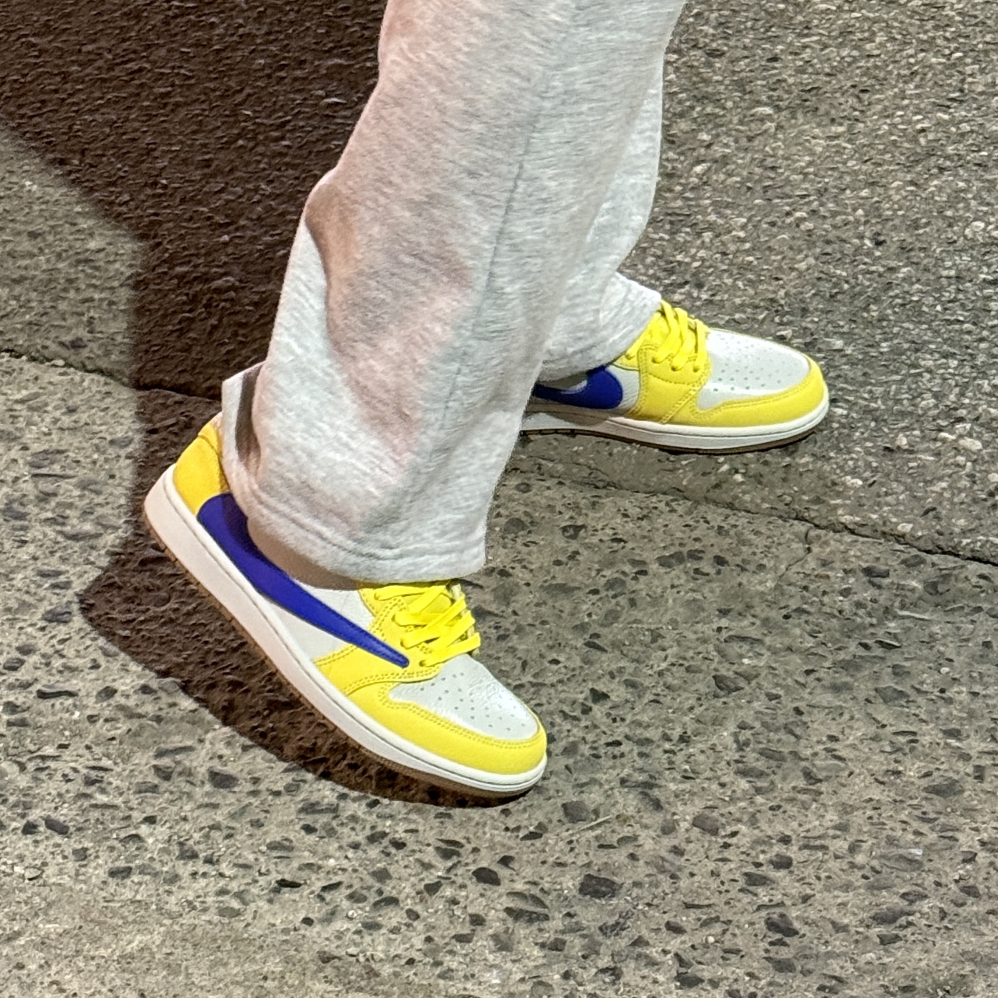 (W) Jordan 1 x Travis Scott Retro Low OG SP Canary 착용 스타일 - 2