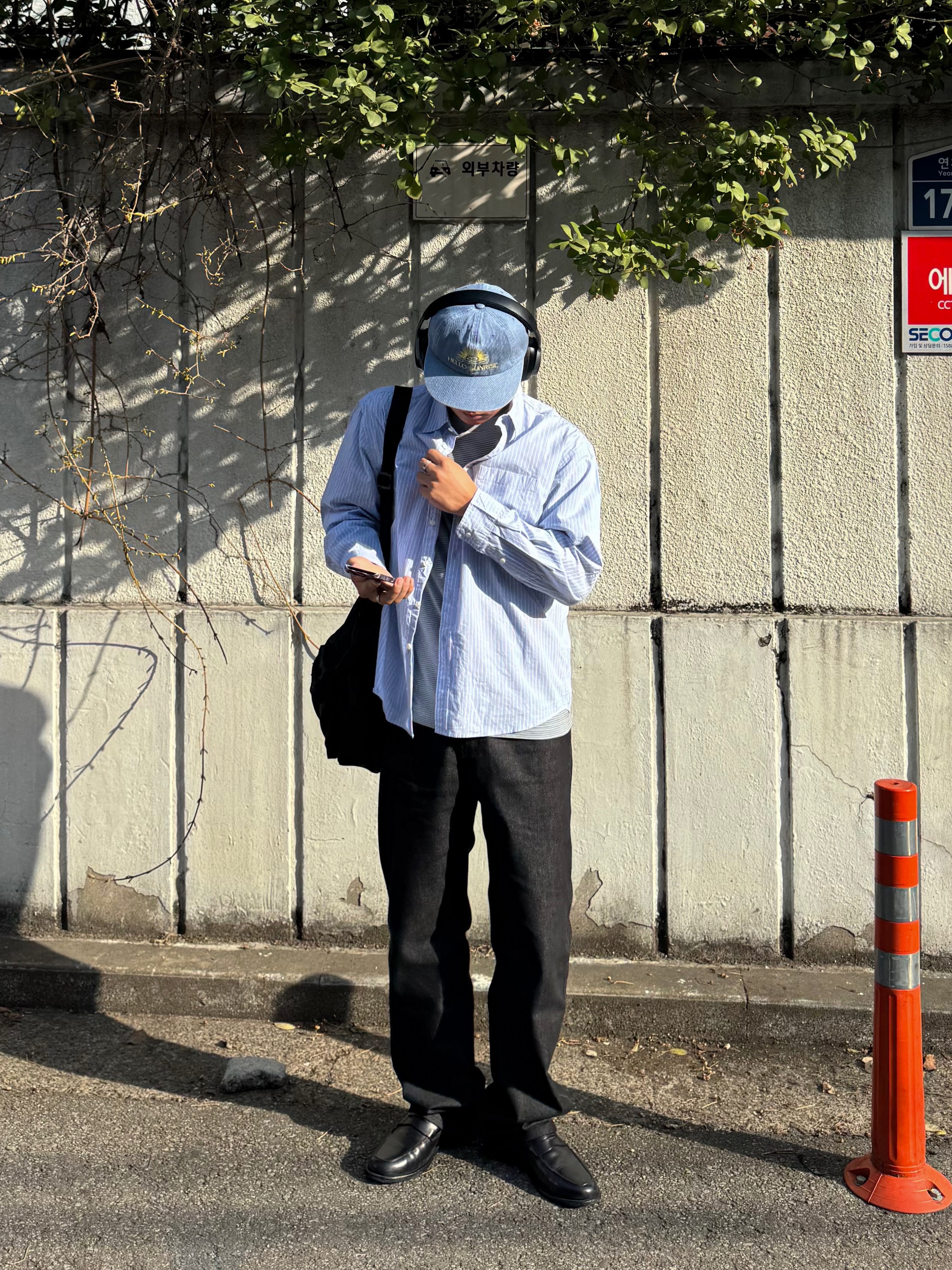 Amomento Mens Colored Straight Fit Denim Black - 24FW, Hello Sunrise Washed OG Logo 6Panel Cap Denim Blue 착용 스타일 - 1