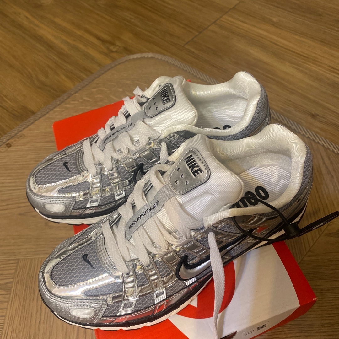 Nike P-6000 Metallic Silver 착용 스타일