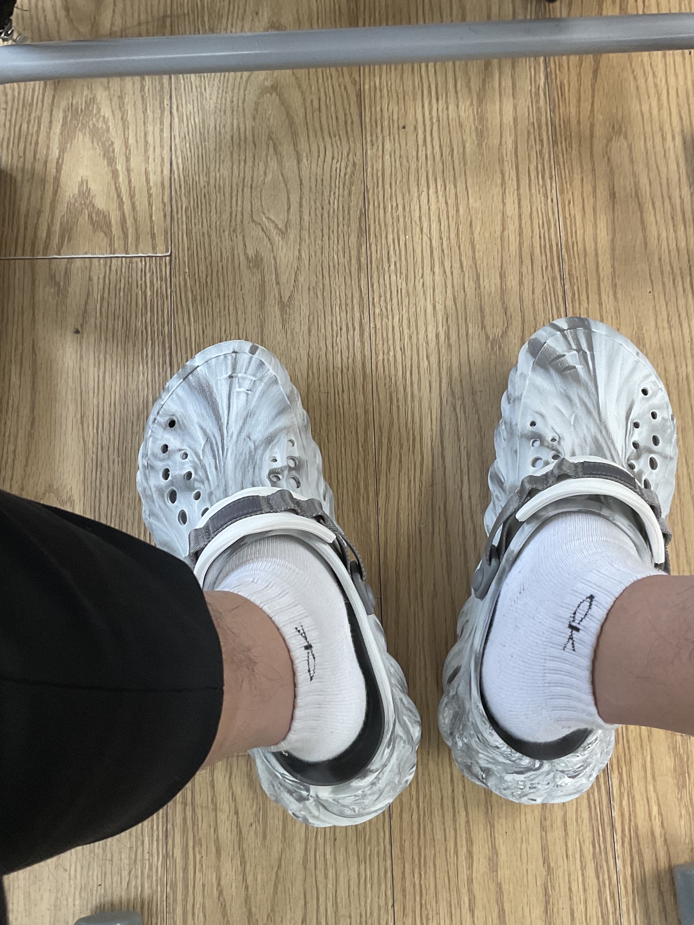 Crocs Echo Marbled Clog Moonlight Multi 착용 스타일