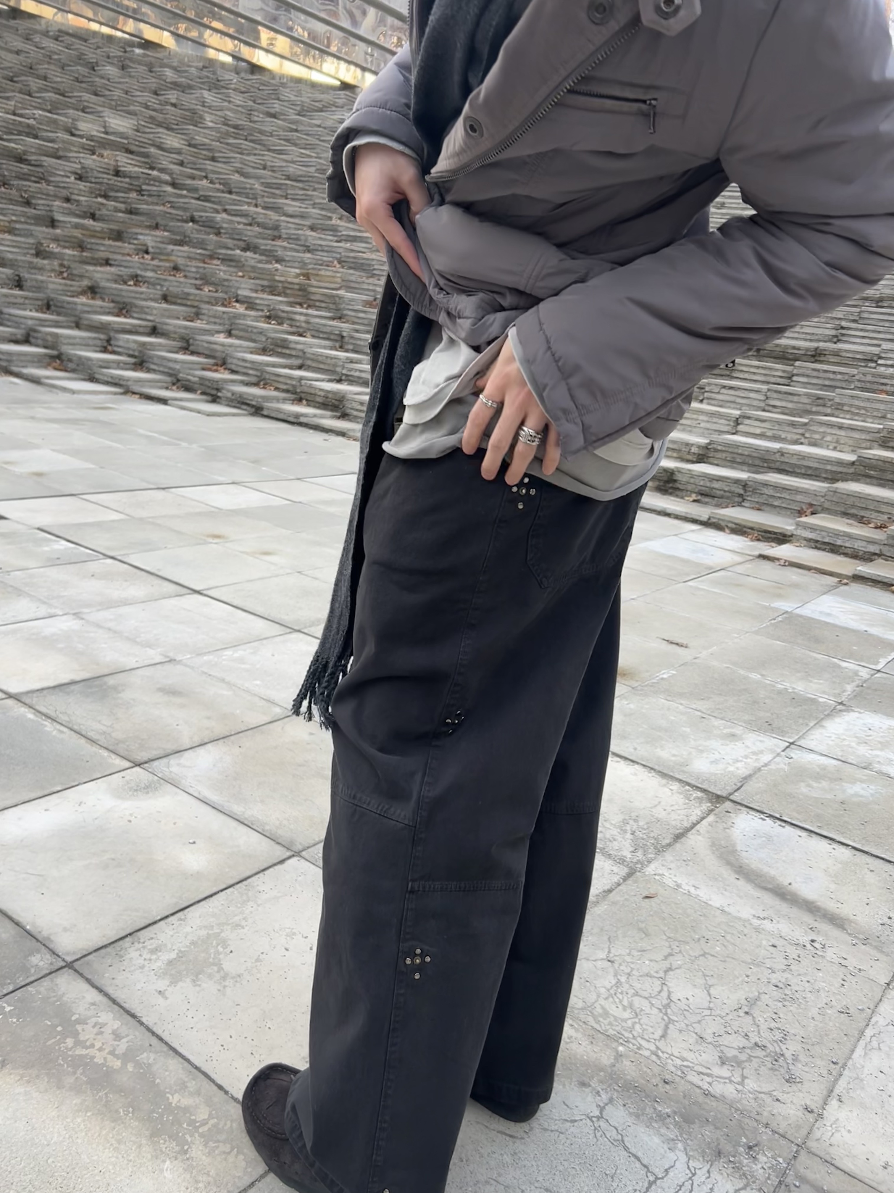 폴리테루 휴먼인덱스 휴먼 슬리브리스 그레이 베이지, 폴리테루 1011 고시마 팬츠 리벳 플라워 빈티지 차콜 착용 스타일 - 2