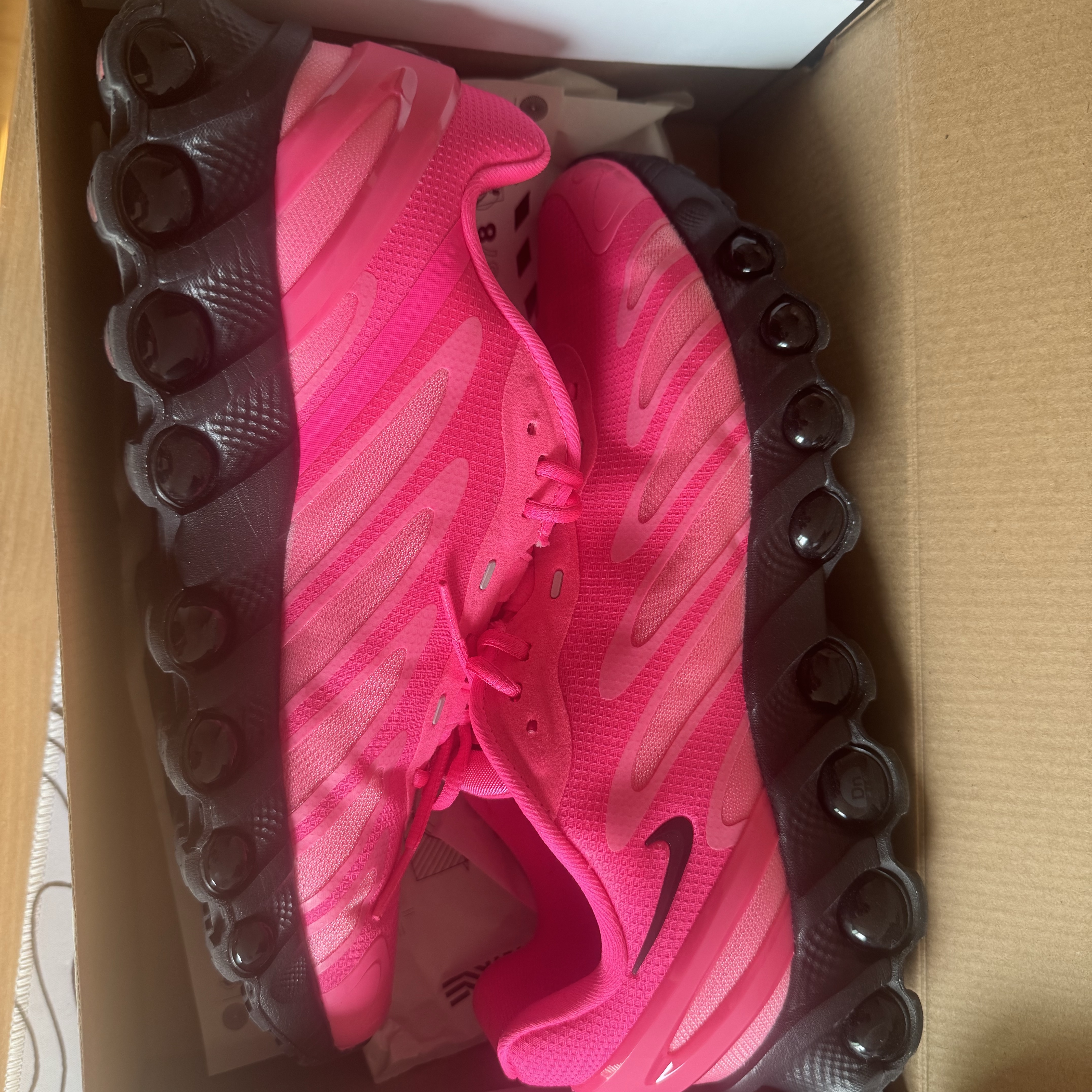 Nike Air Max Dn8 Hyper Pink 착용 스타일 - 3