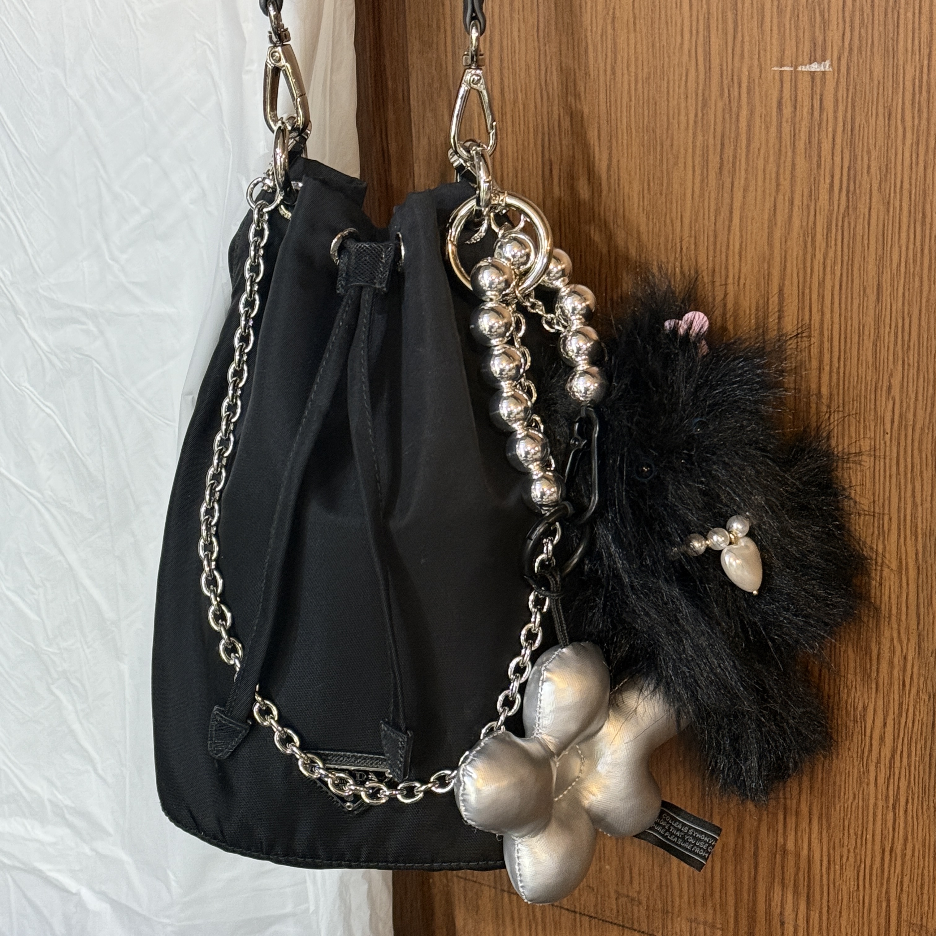 Prada Re-Nylon Drawstring Pouch Black 착용 스타일