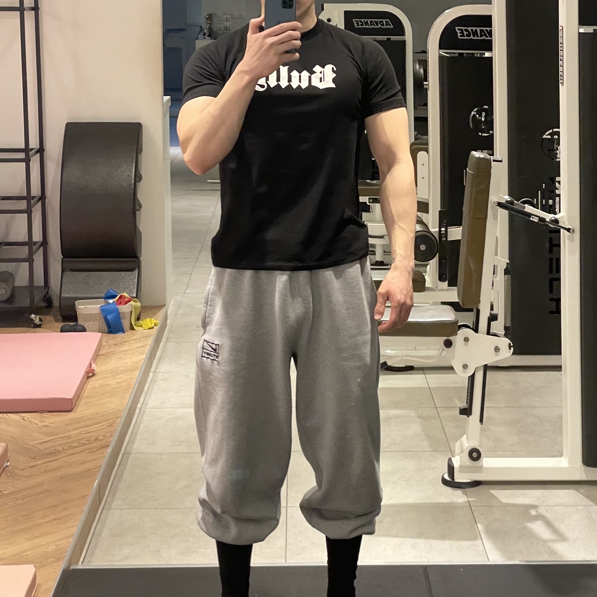 Yeezy Bully T-Shirt Black, Yeezy YZY Pods Black 착용 스타일 - 2
