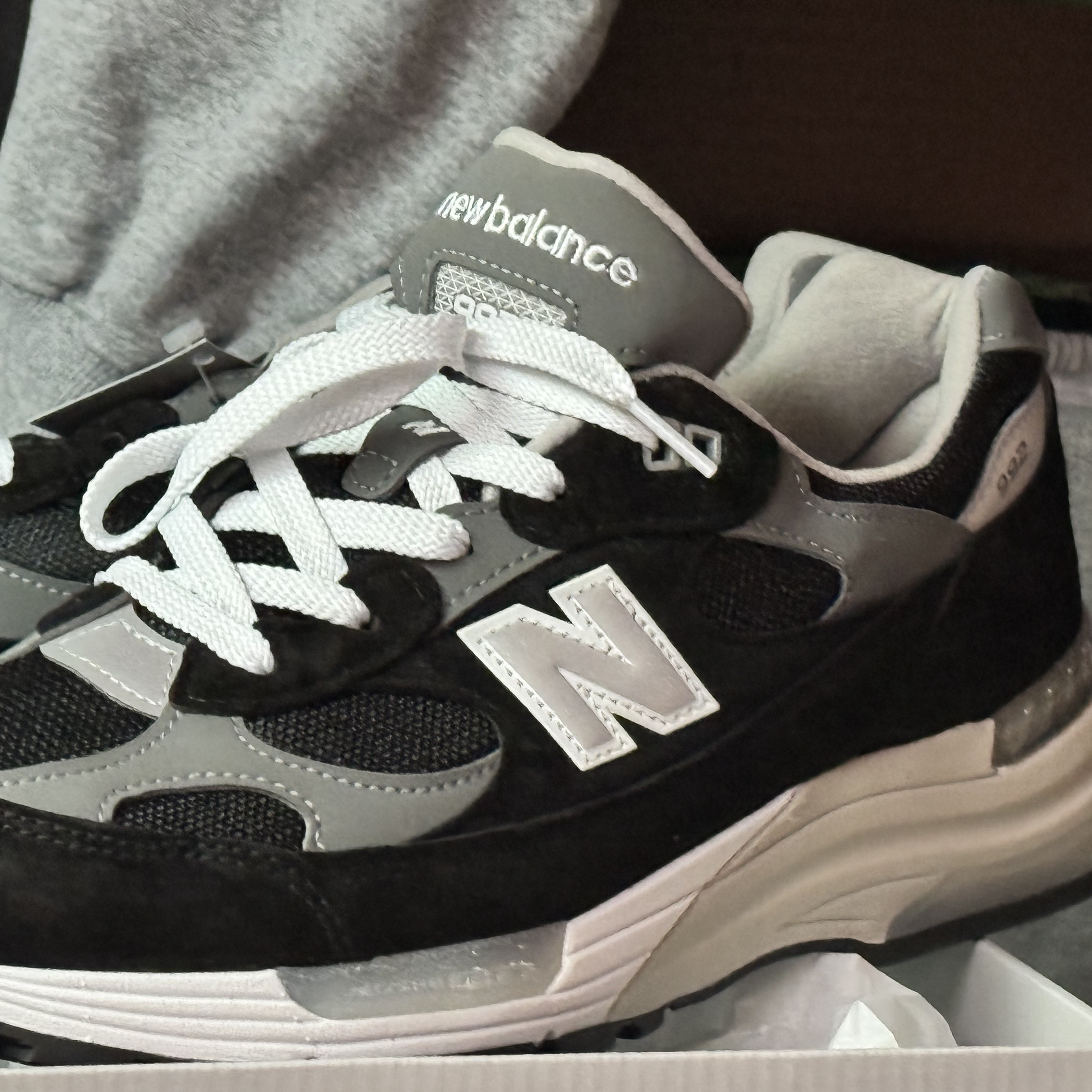New Balance 992 Made in USA Core Black Grey 착용 스타일 - 2