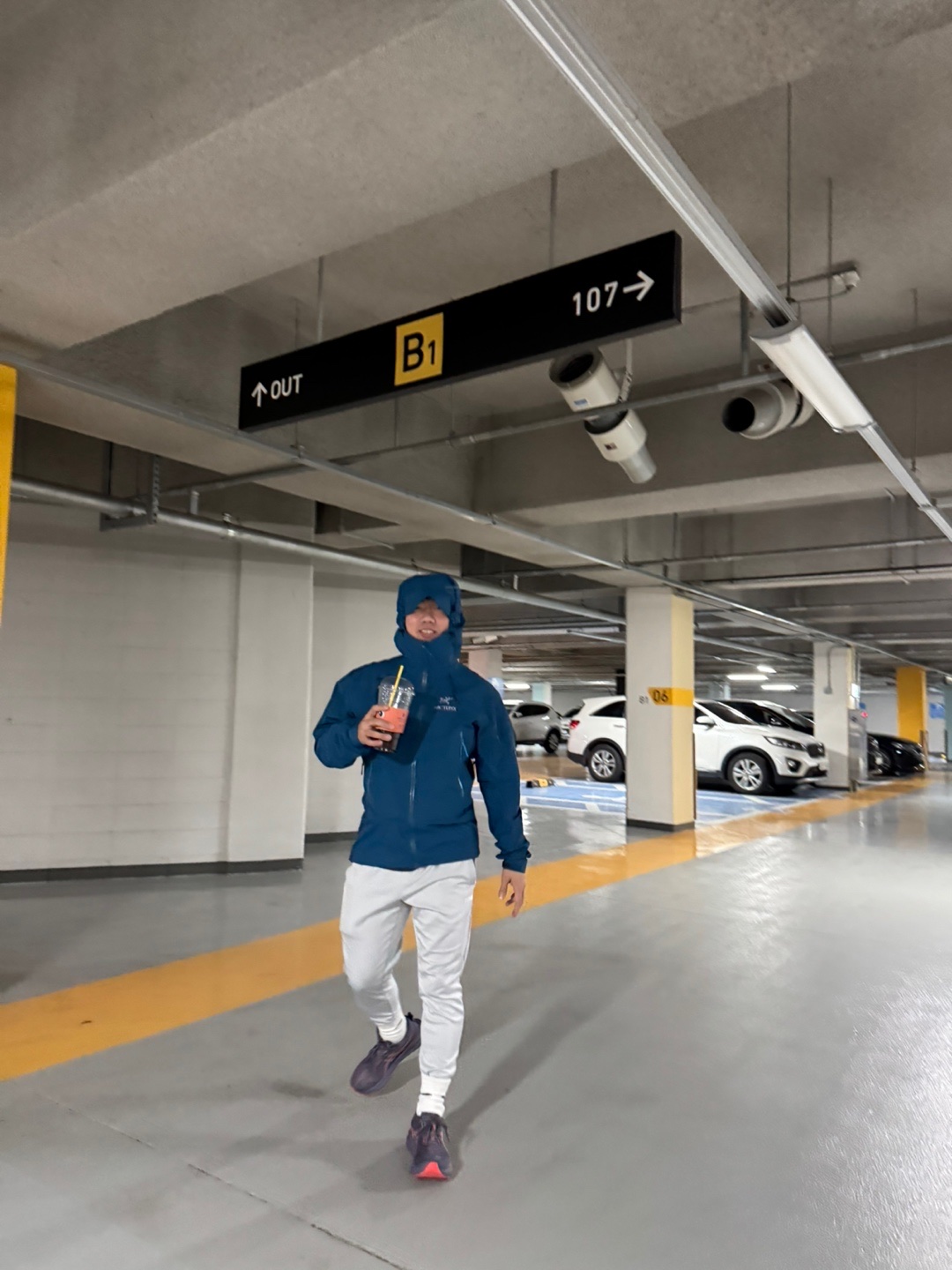Arc'teryx Beta SL Jacket Vitality, Asics Novablast 5 Greyish Purple Coral Reef 착용 스타일 - 3