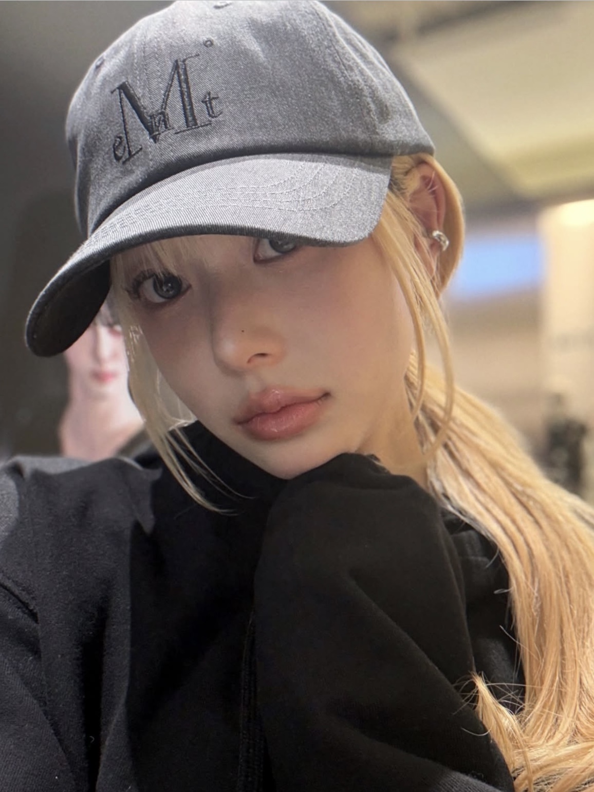 MUCENT Arc Back Logo Hoodie Black, MUCENT Signature Ballcap Dyeing Gray Denim 착용 스타일 - 4