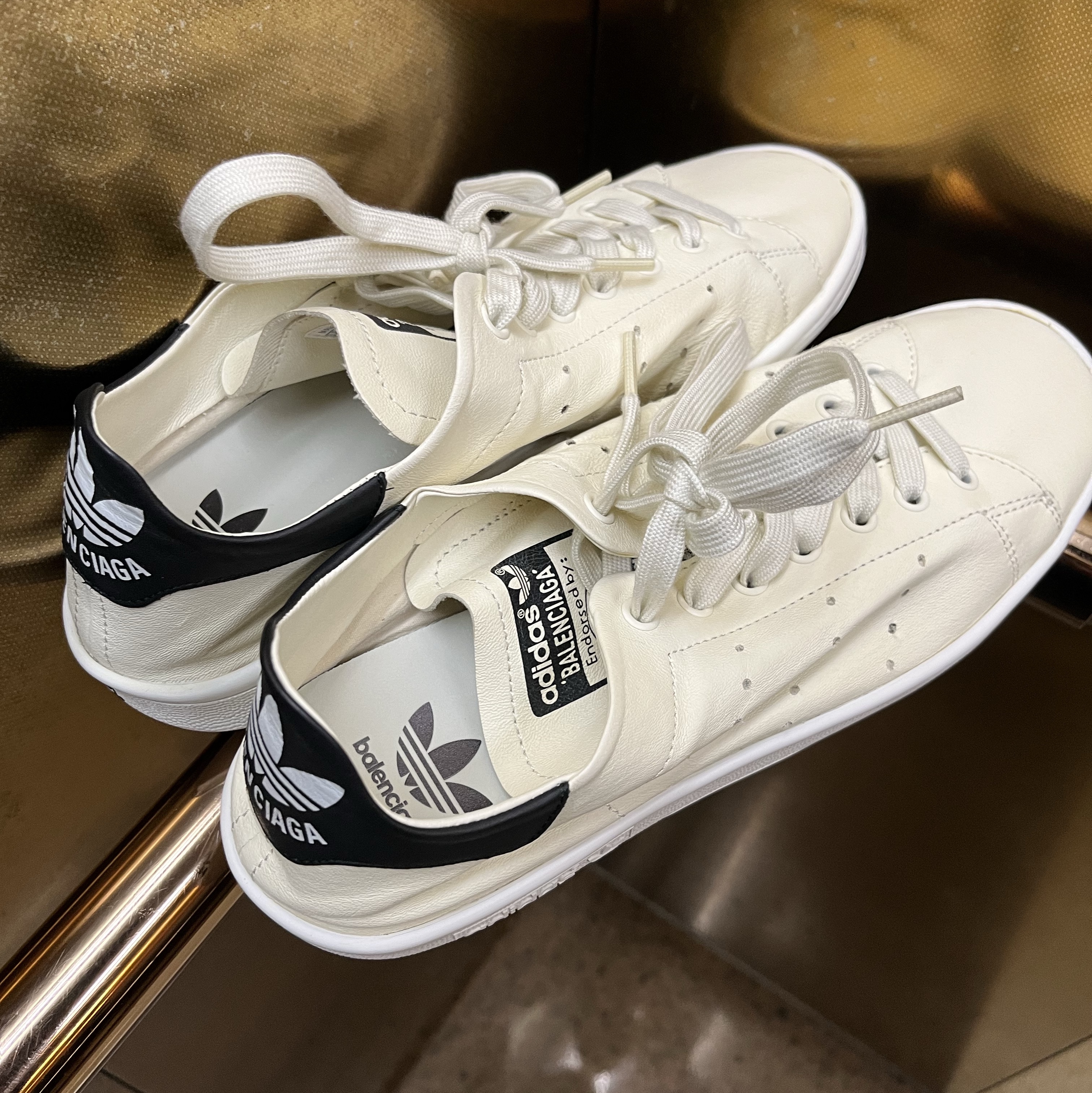 (W) Balenciaga x Adidas Stan Smith Off White 착용 스타일