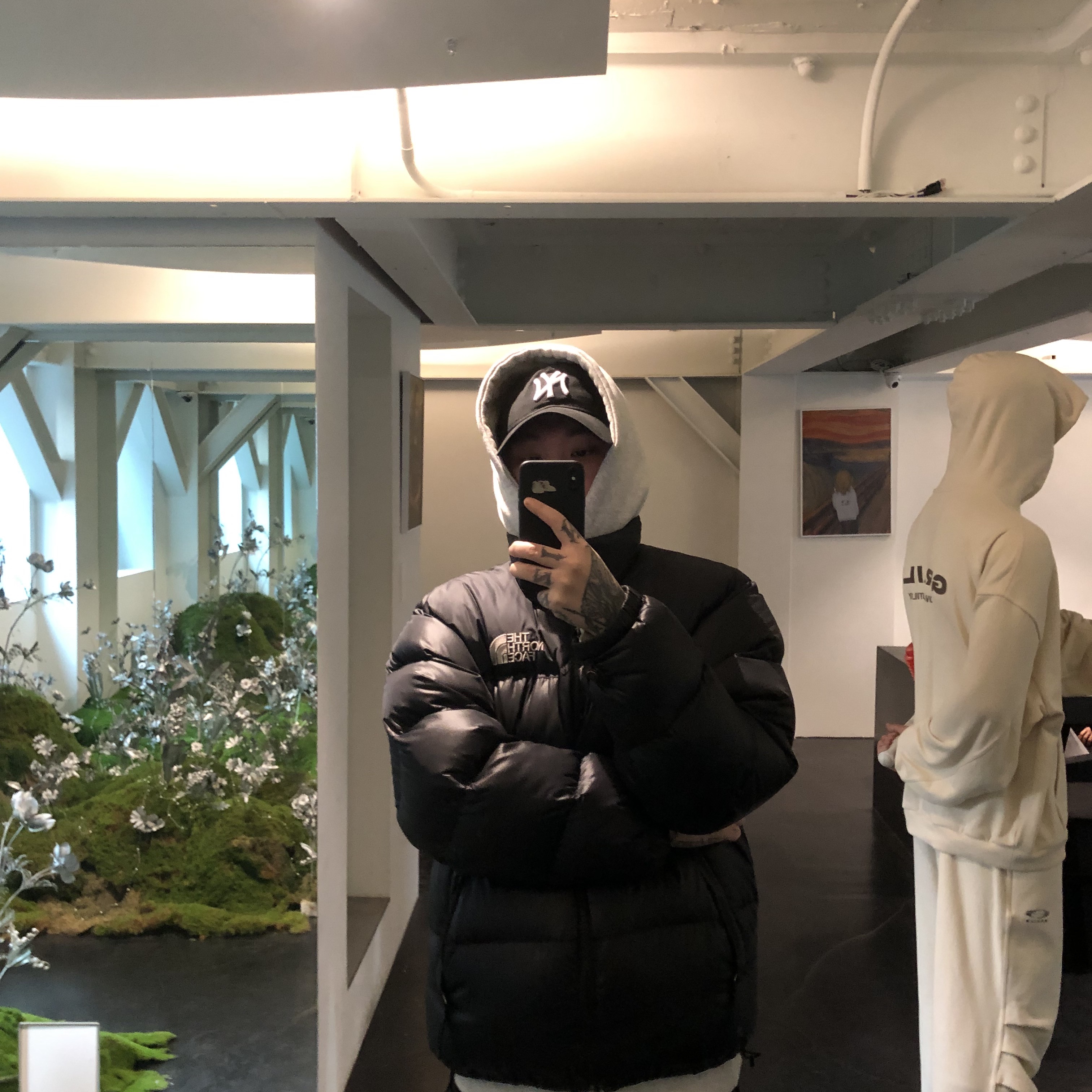 The North Face 1996 Eco Nuptse Jacket Black, New Era x MoMA New York Yankees Cap Black 착용 스타일