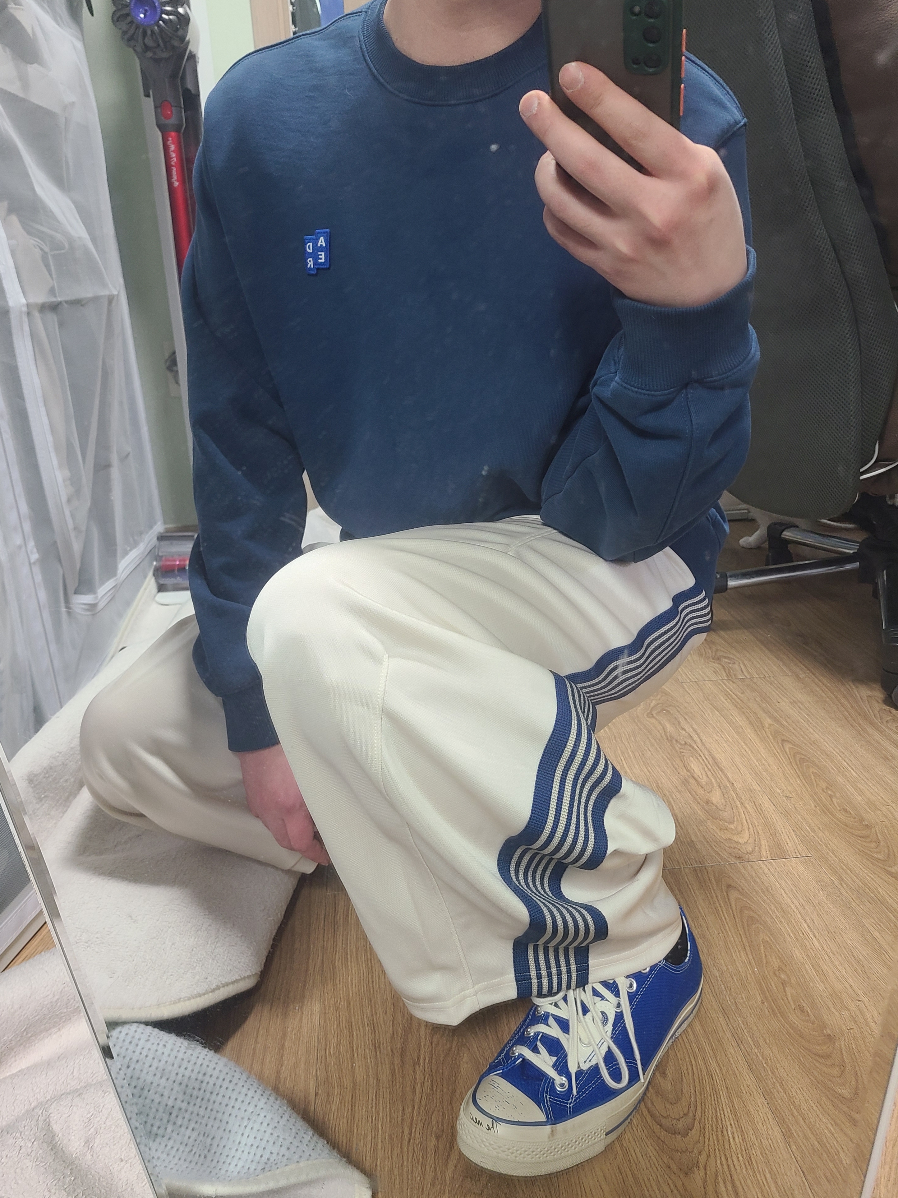 Needles x Jeans Factory H.D. Track Pants Poly Smooth Off White, Ader Error Sig; TRS Tag Sweatshirt 01 Navy 착용 스타일 - 1