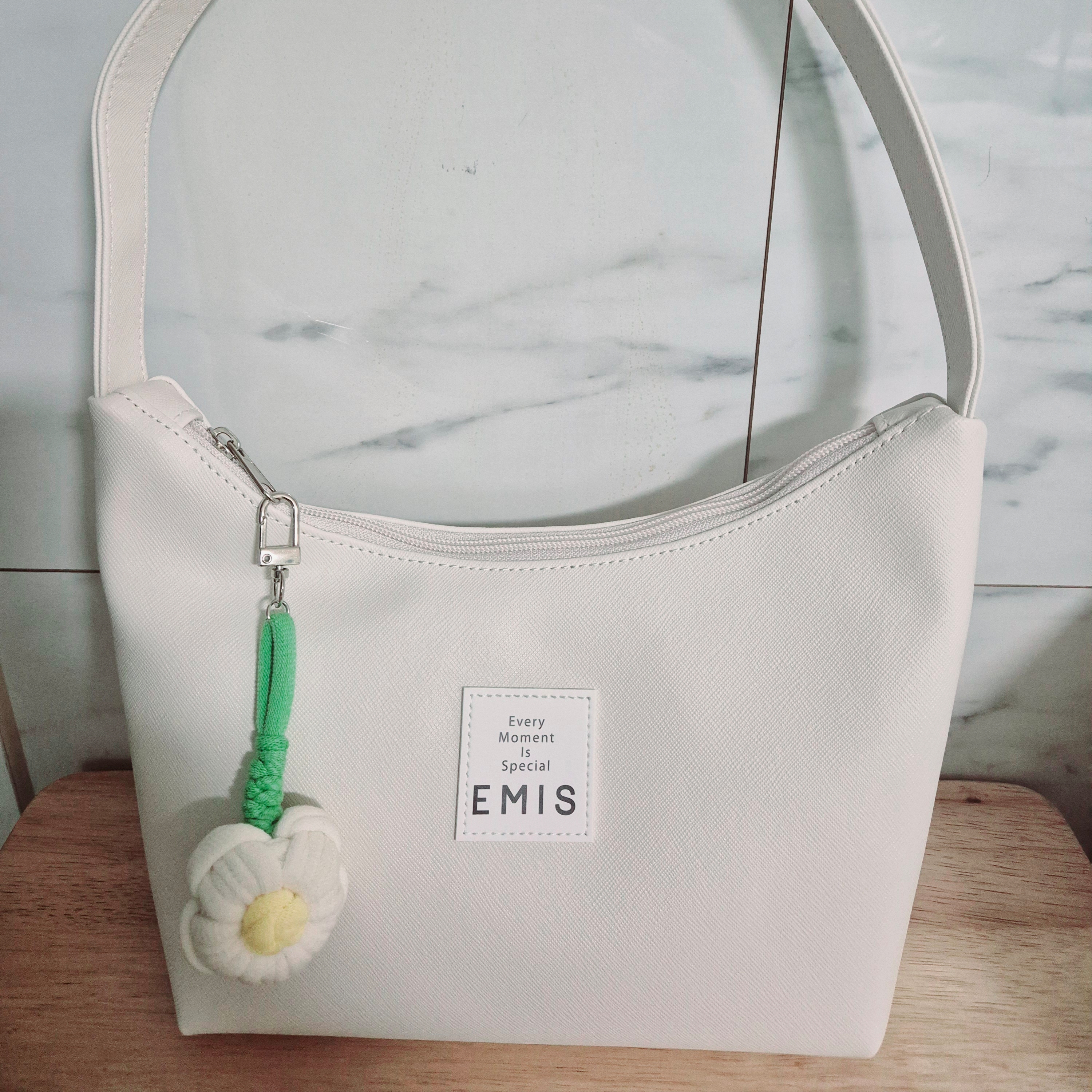 Emis New Leather Hobo Bag Ivory 착용 스타일