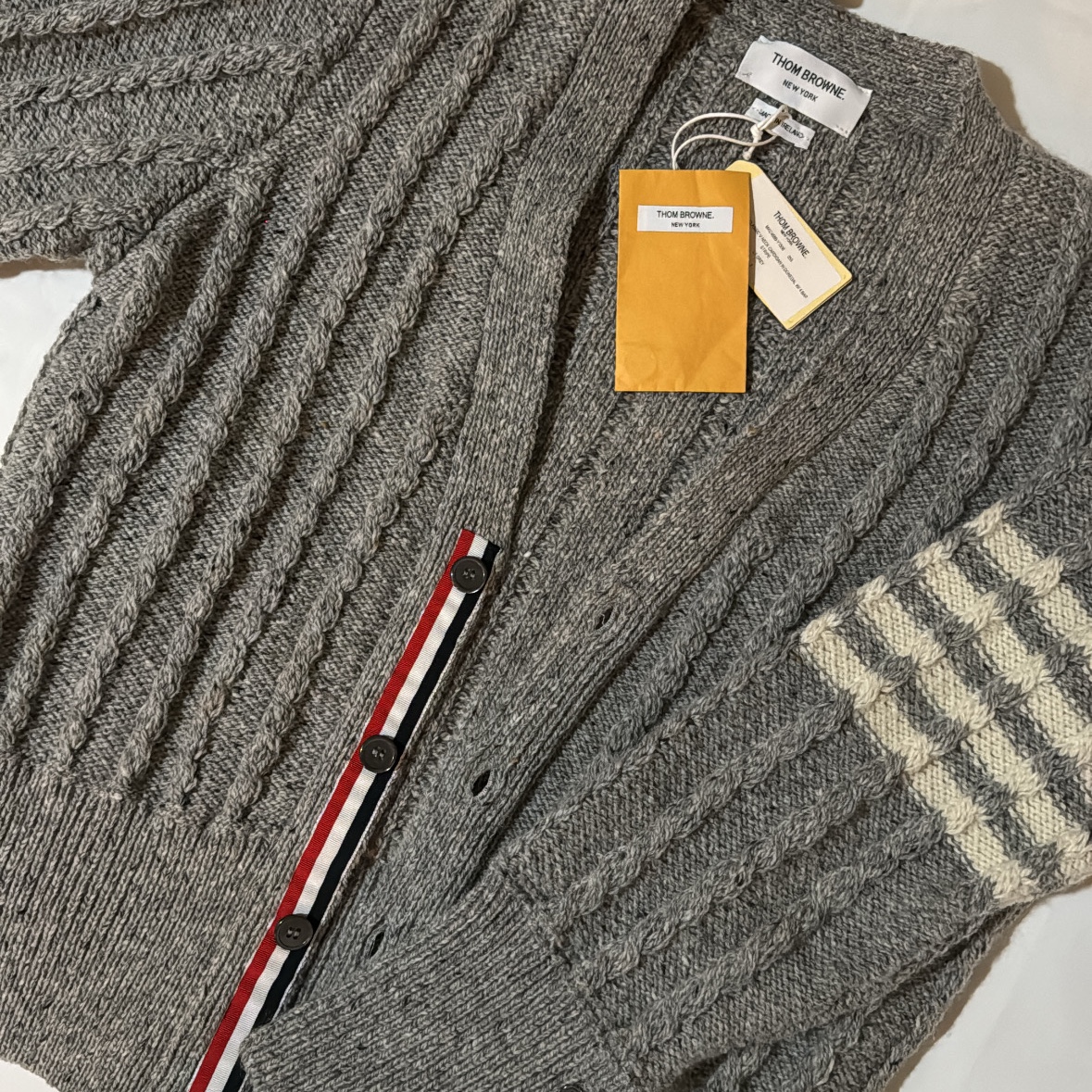Thom Browne Donegal 4-Bar Stripe Twist Cable Classic V-Neck Cardigan Light Grey 착용 스타일
