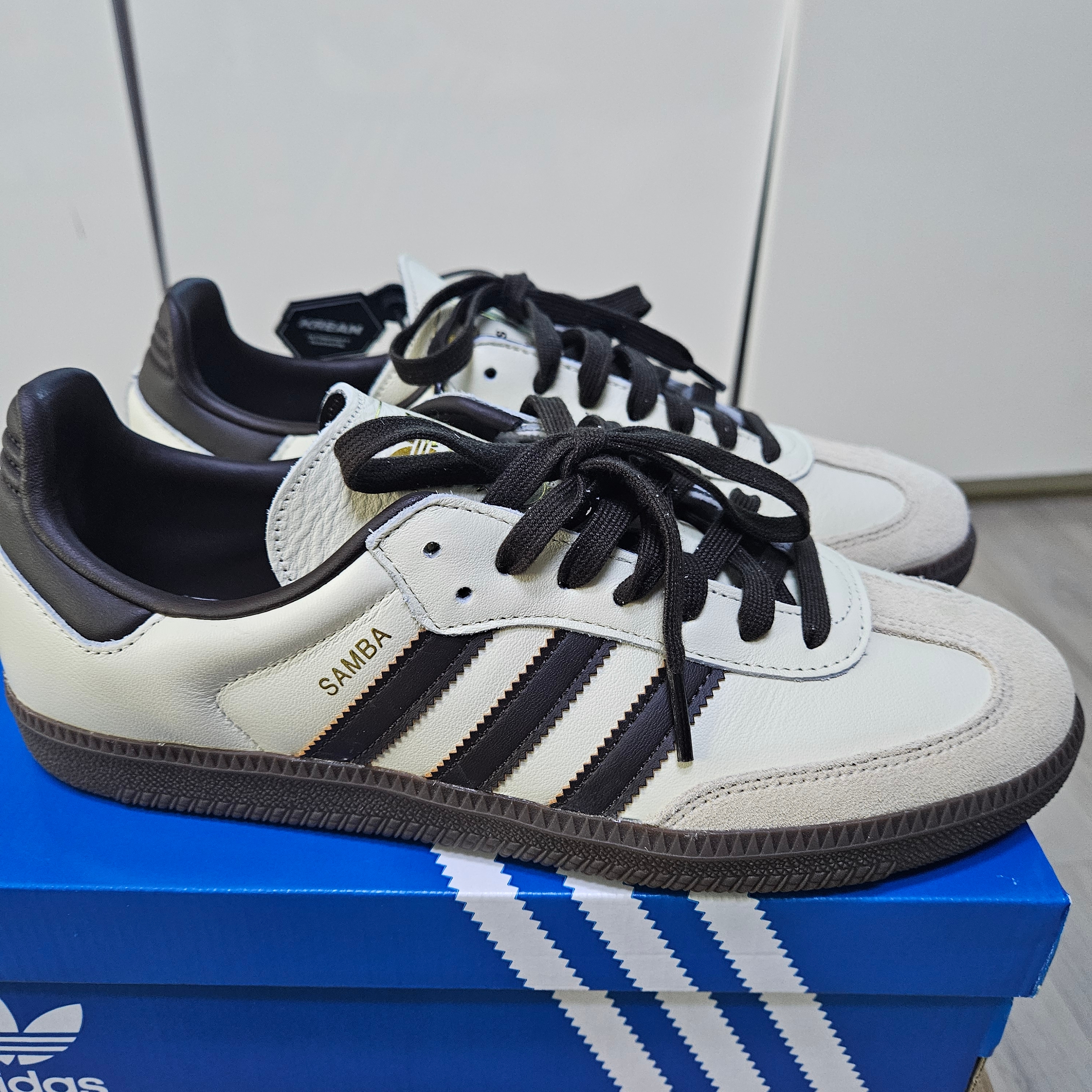 Adidas Samba OG Cream White Dark Brown 착용 스타일 - 1