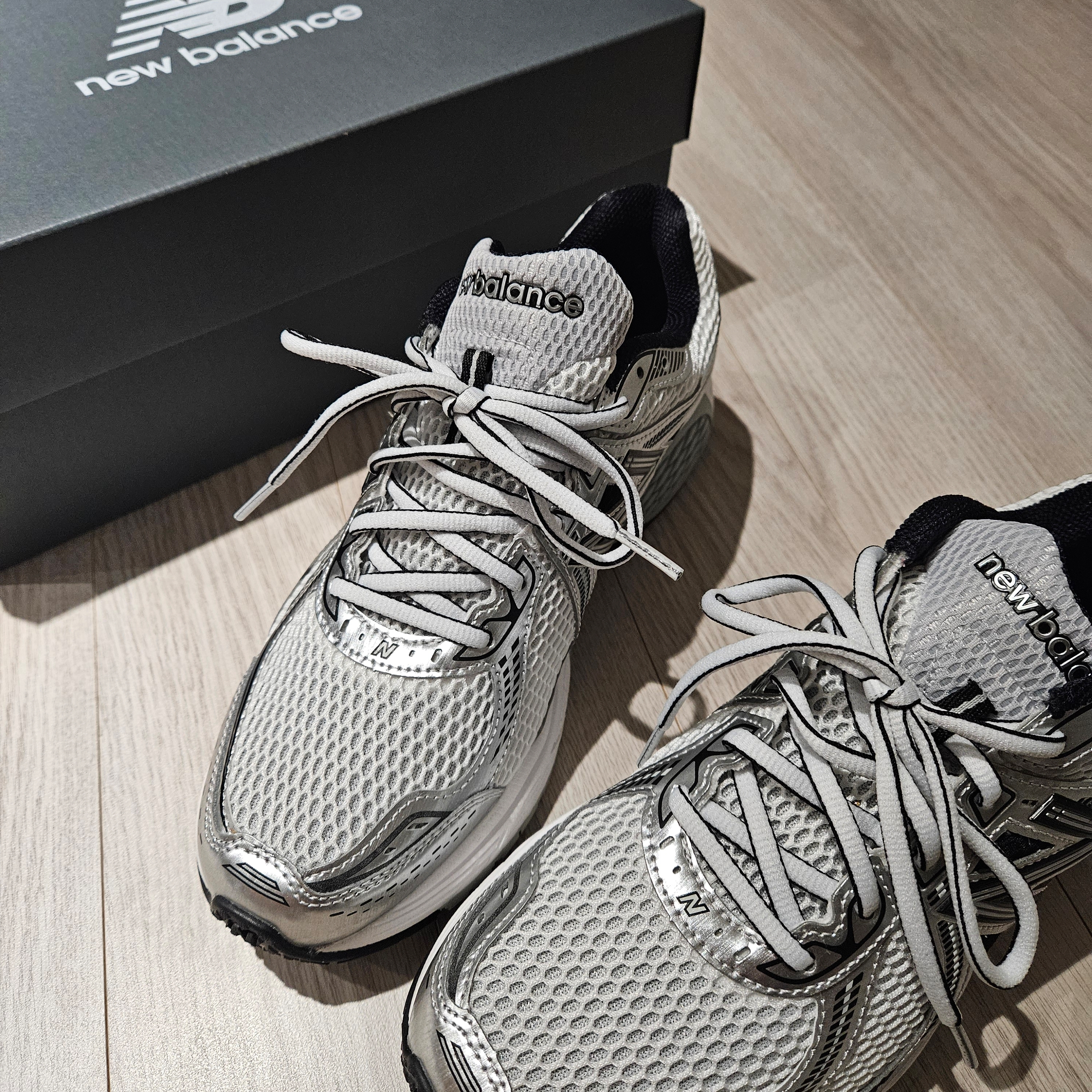 New Balance 860v2 White Black 착용 스타일 - 1