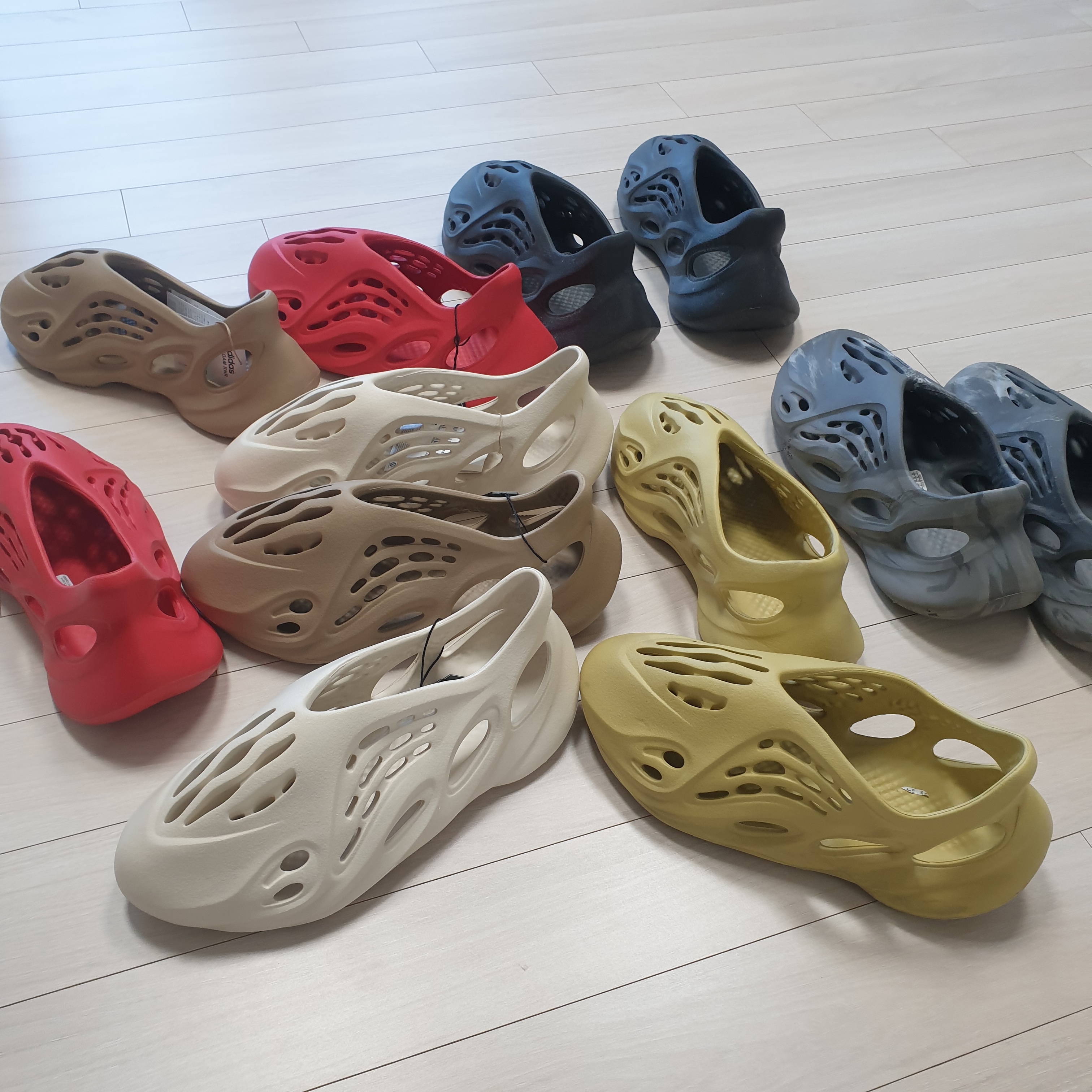 Adidas Yeezy Foam RNNR Sand 착용 스타일