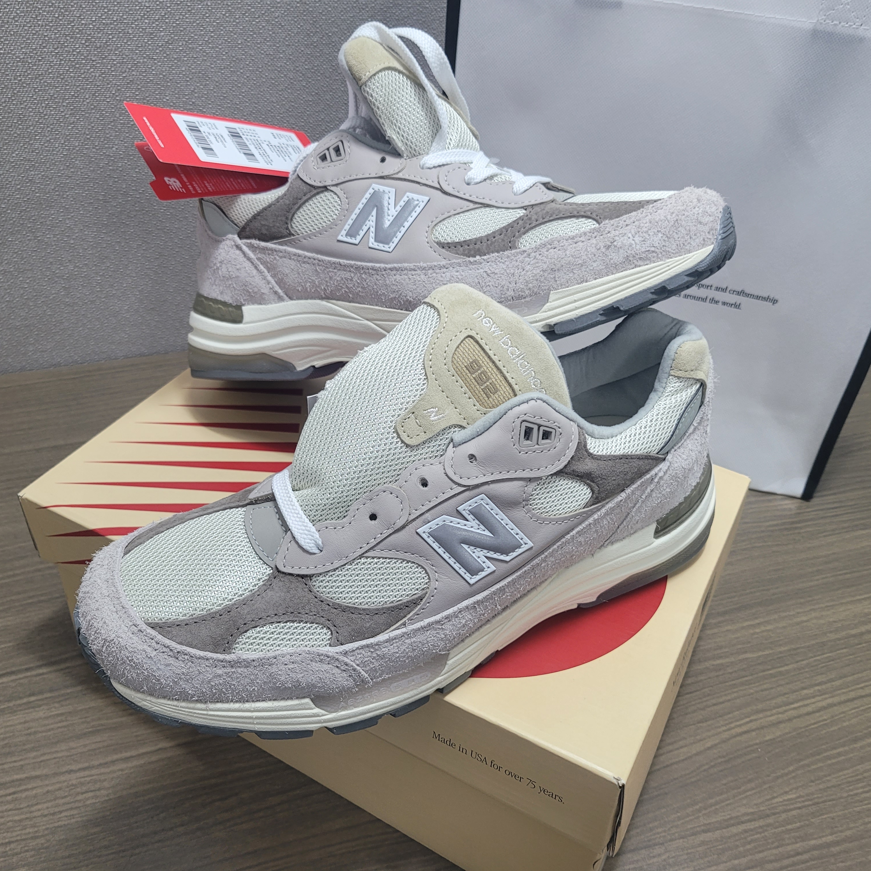 New Balance 992 Made in USA Moonrock Mushroom 착용 스타일 - 2