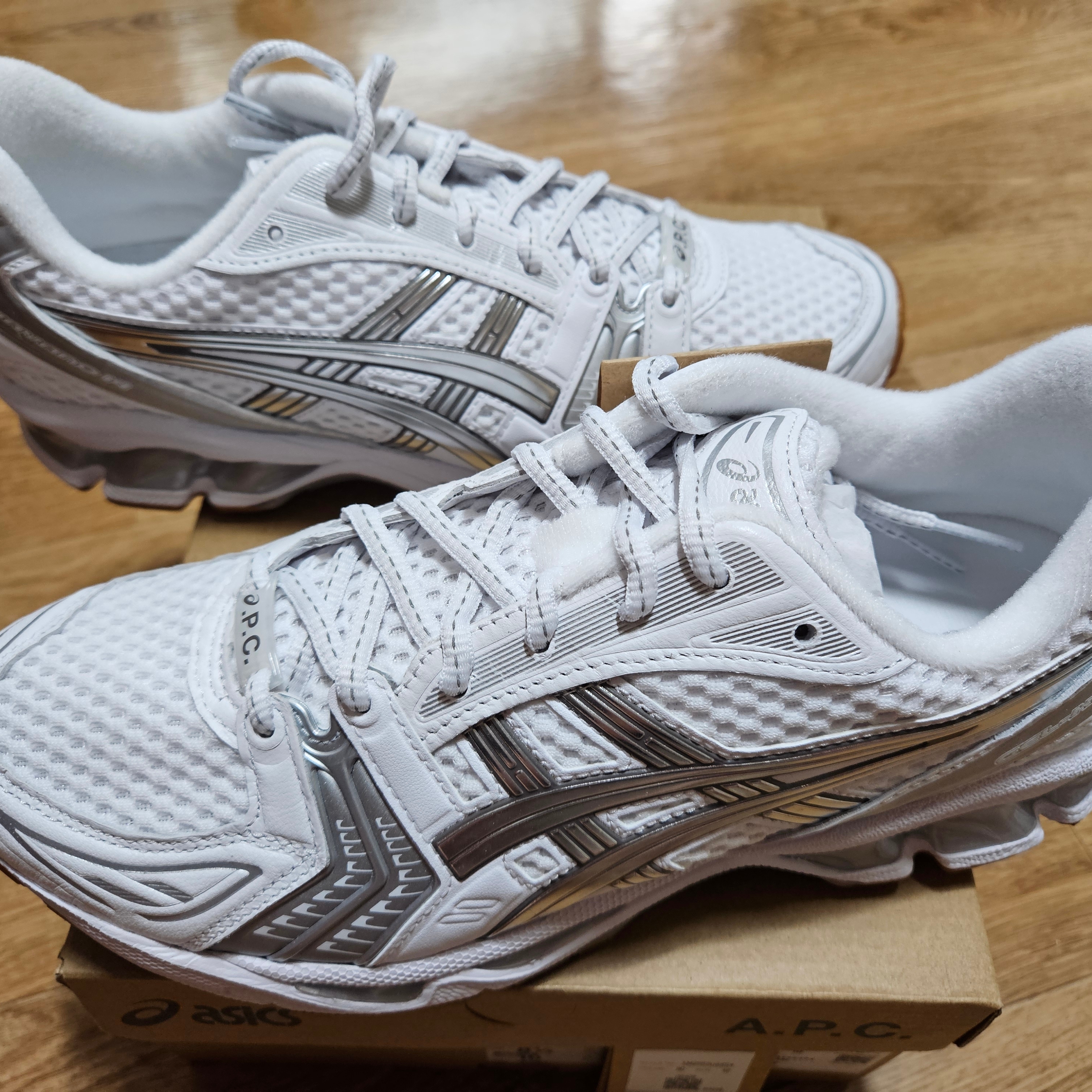Asics x A.P.C. Gel-Kayano 14 White Pure Silver 착용 스타일