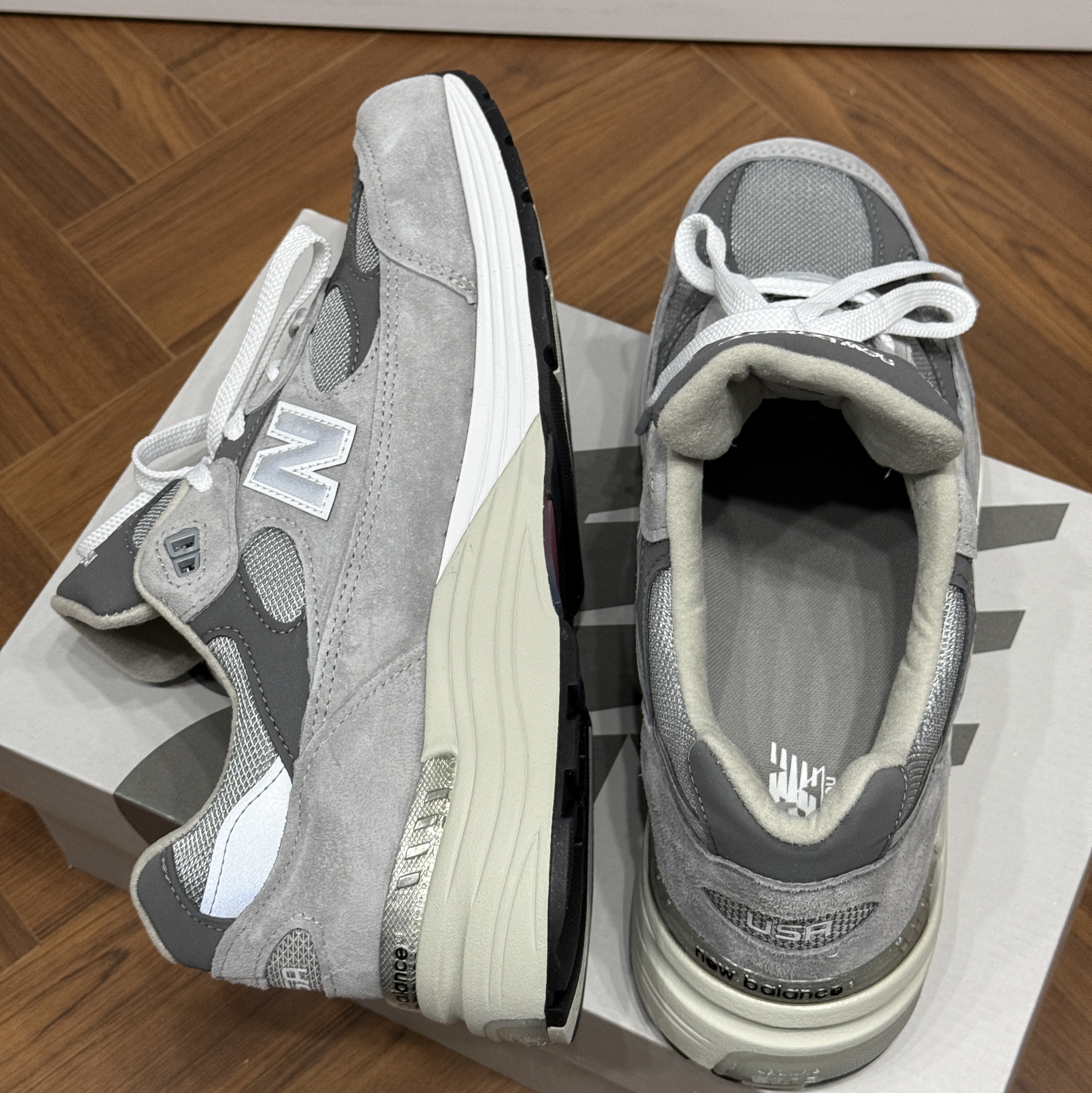 New Balance 992 Made in USA Core Grey Silver Metallic 착용 스타일 - 4