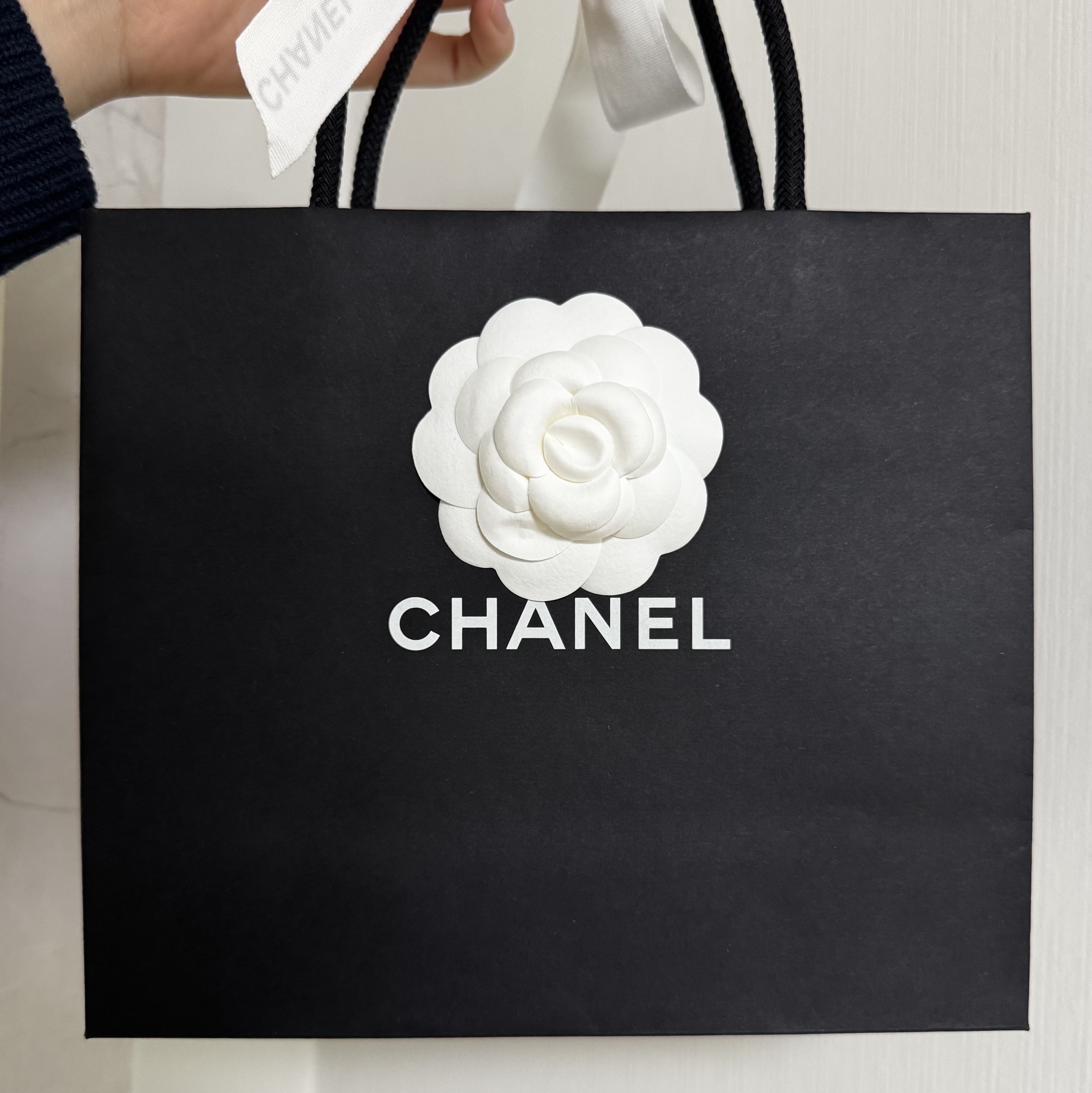Chanel Classic Card Holder Grained Calfskin & Gold Black 착용 스타일 - 3