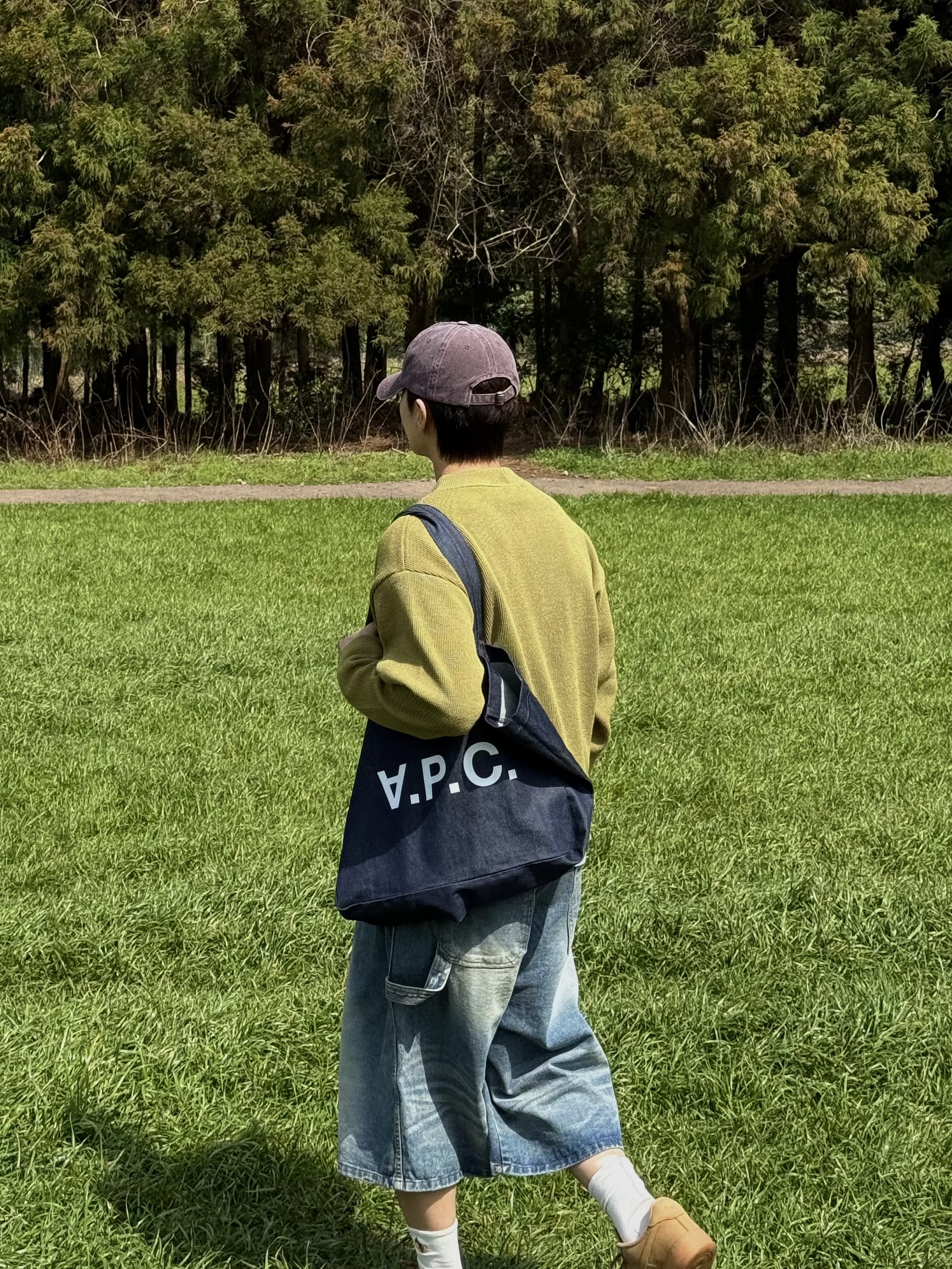 A.P.C. Daniela Shopping Bag Indigo 착용 스타일 - 2