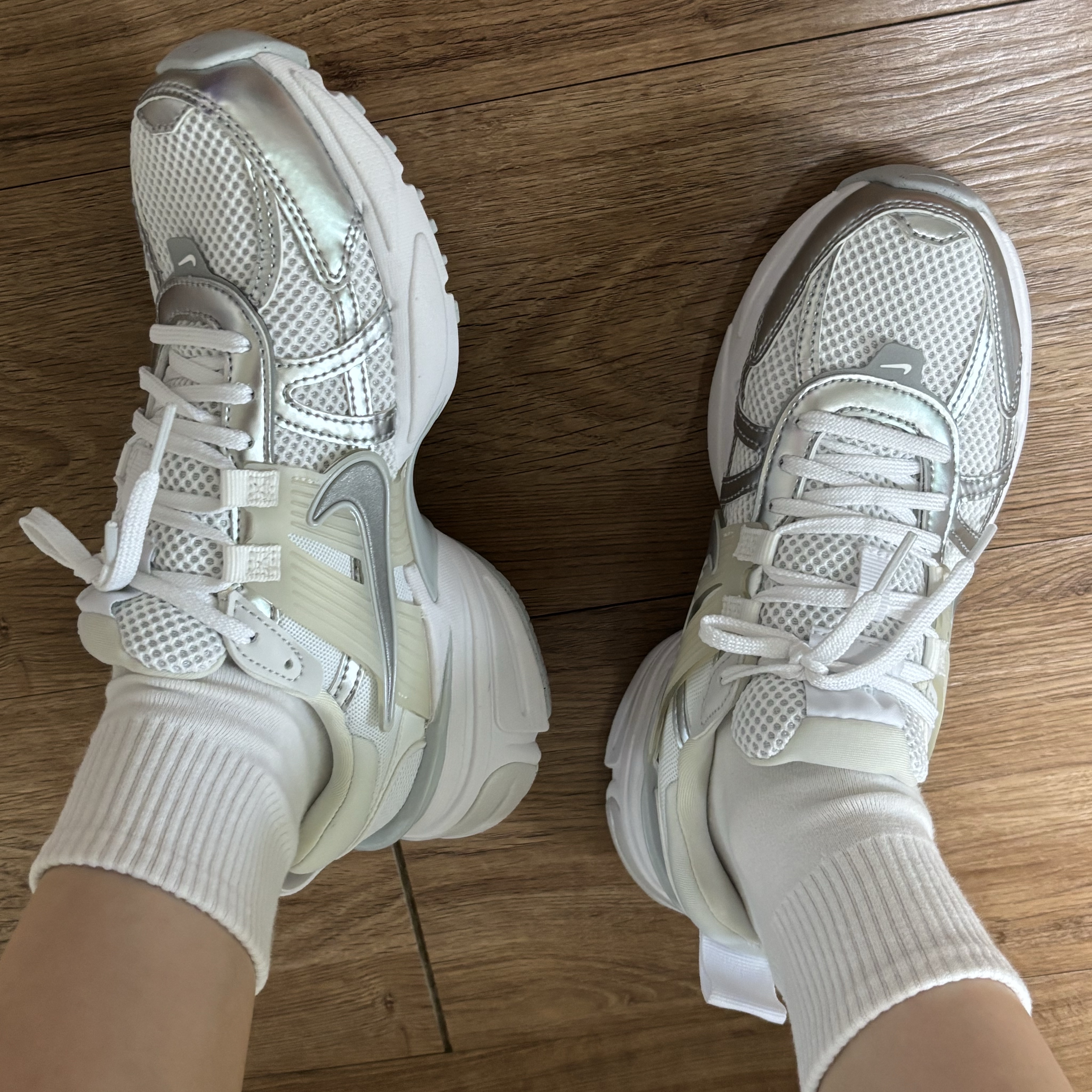 Nike V2K Run Metallic Silver White 착용 스타일 - 2