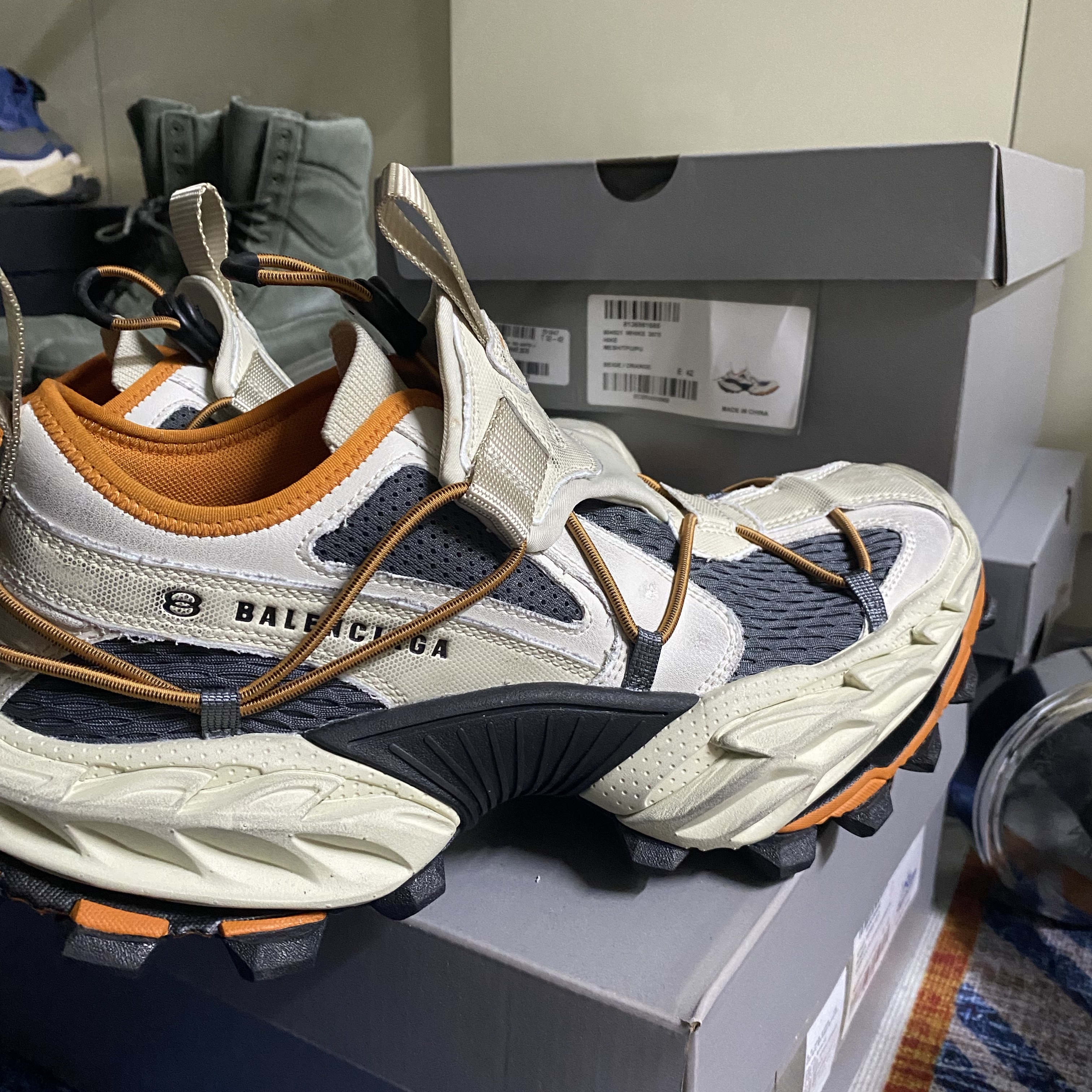 Balenciaga Hike Sneakers Beige Orange, Balenciaga Snowglobe Silver 착용 스타일 - 3