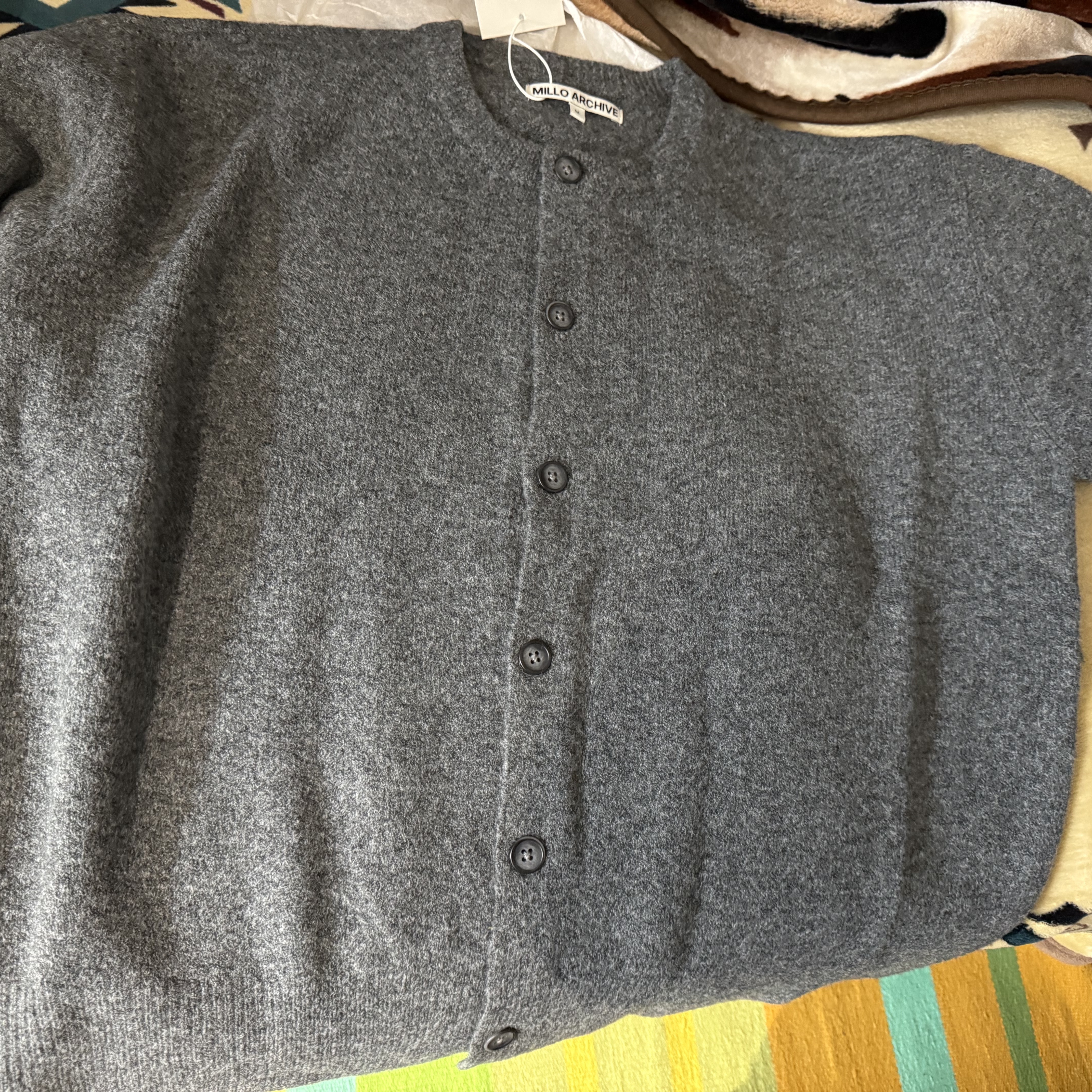 Millo Archive Crop Move Cardigan Charcoal 착용 스타일