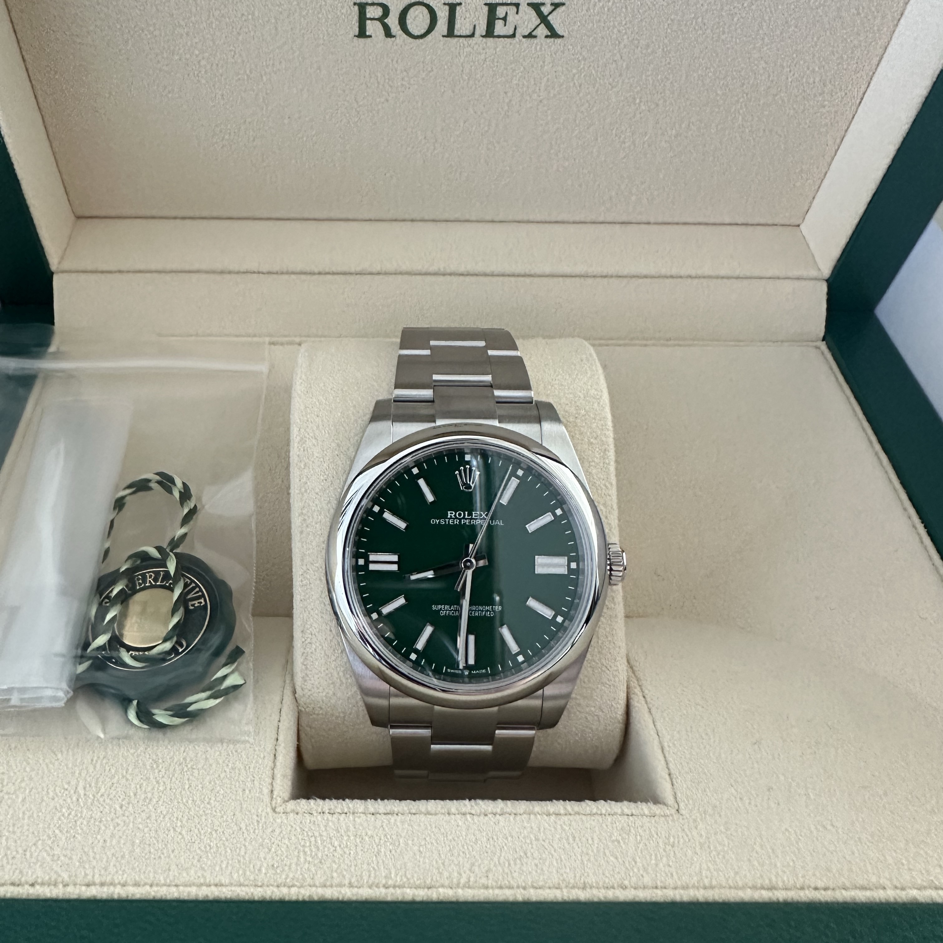 Rolex Oyster Perpetual 41mm 124300 Green Oyster 착용 스타일 - 3