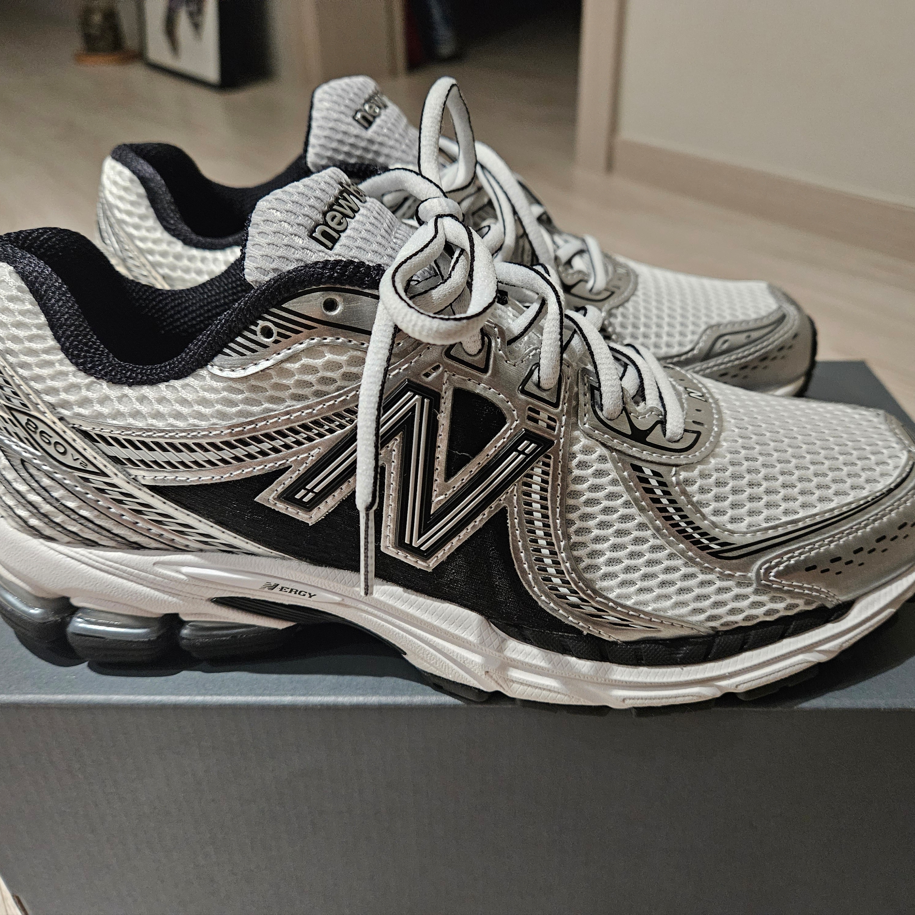 New Balance 860v2 White Black 착용 스타일 - 2