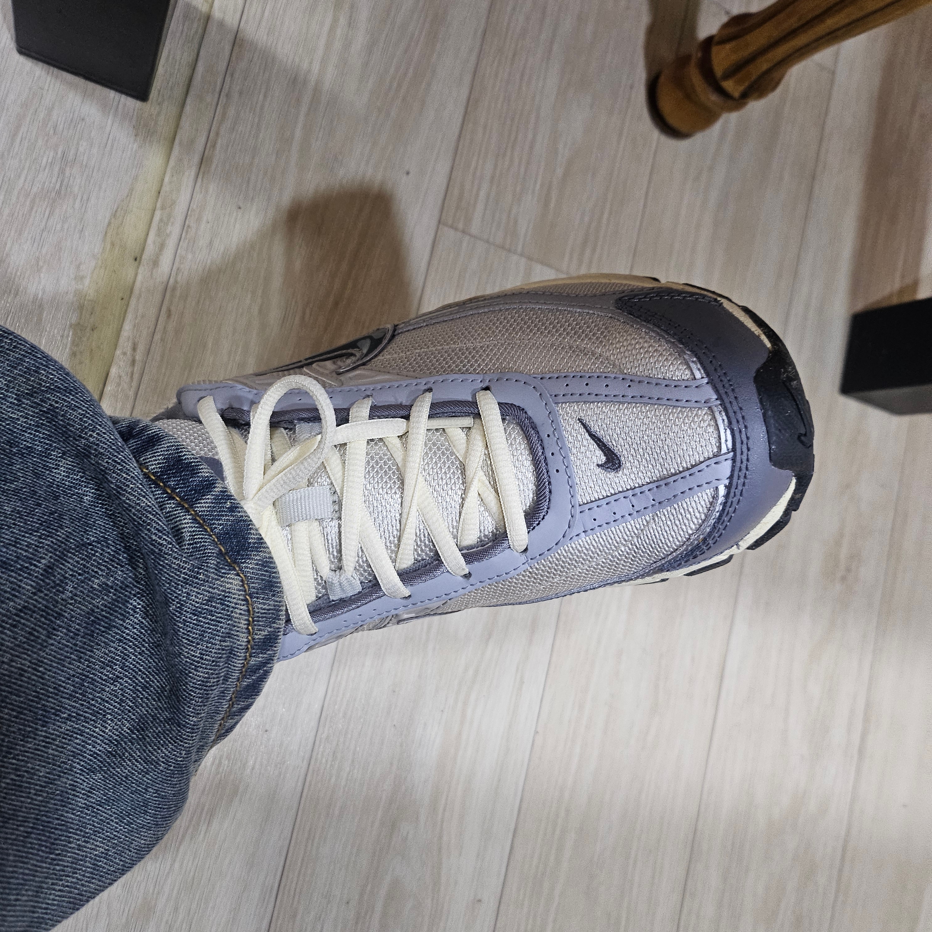 Nike Initiator Light Bone Smoke Grey 착용 스타일