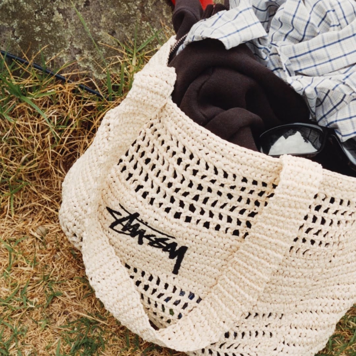 Stussy Woven Tote Bag Ivory 착용 스타일