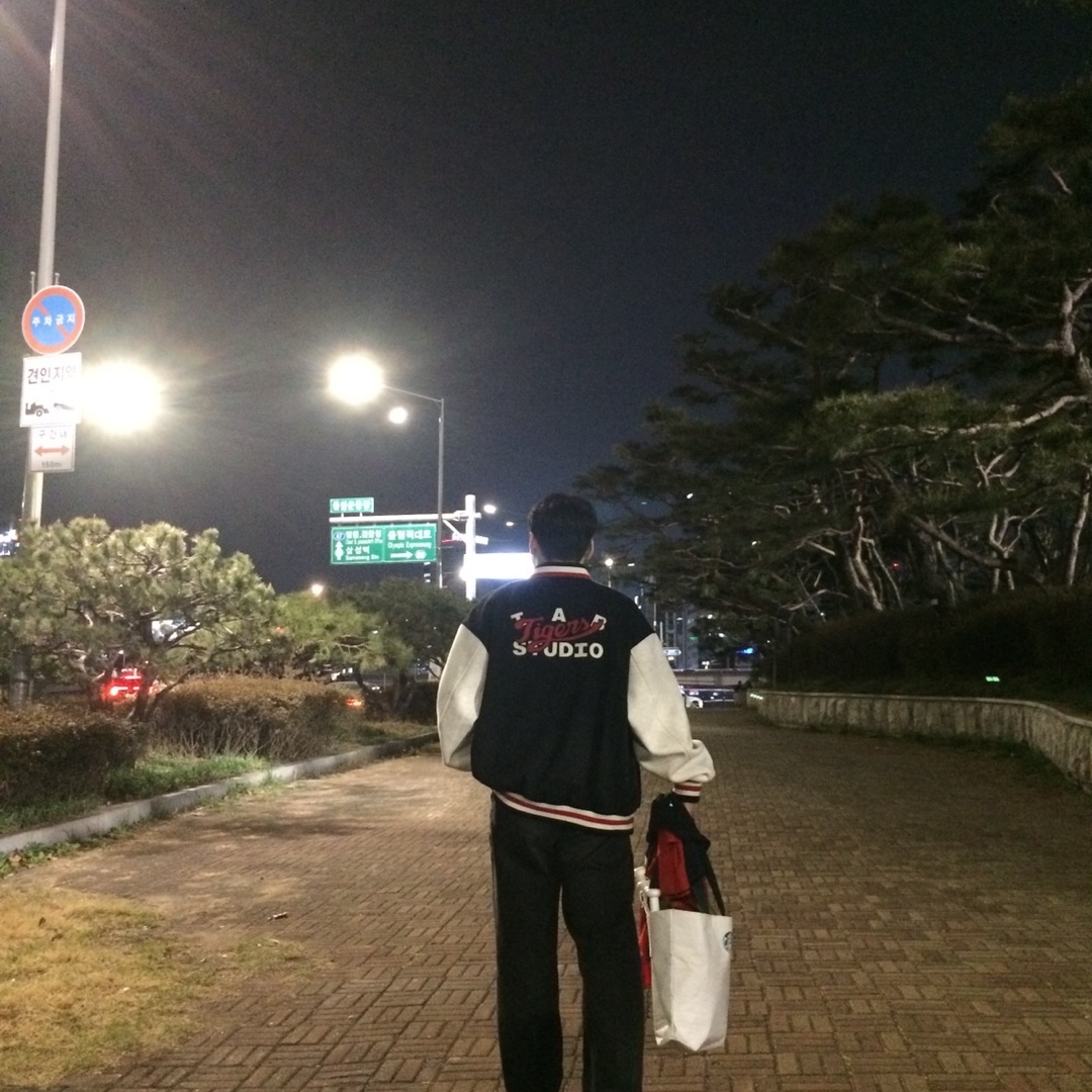 Kia Tigers x IAB Studio Double Logo Stadium Jacket 착용 스타일