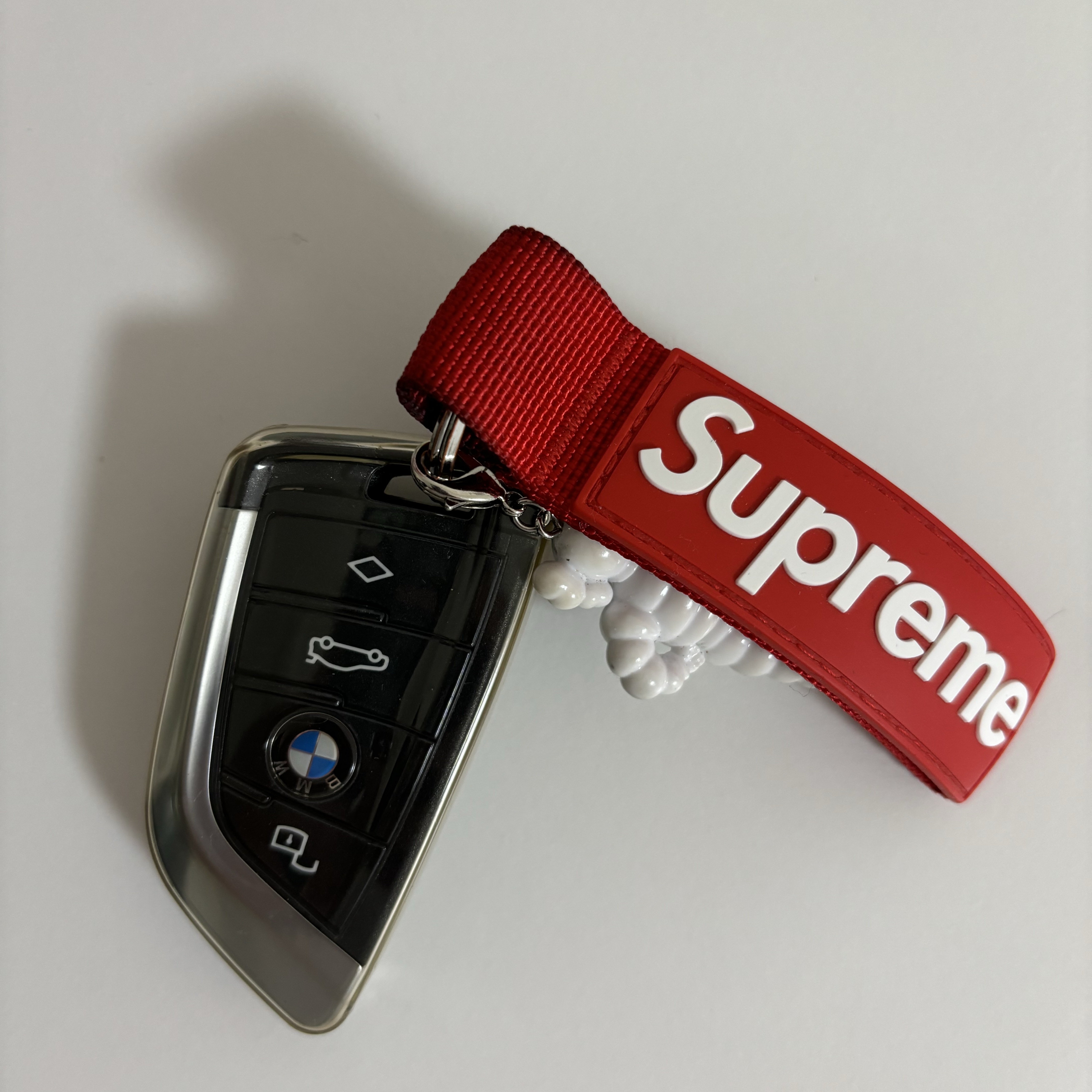Supreme Webbing Keychain Red - 20FW 착용 스타일