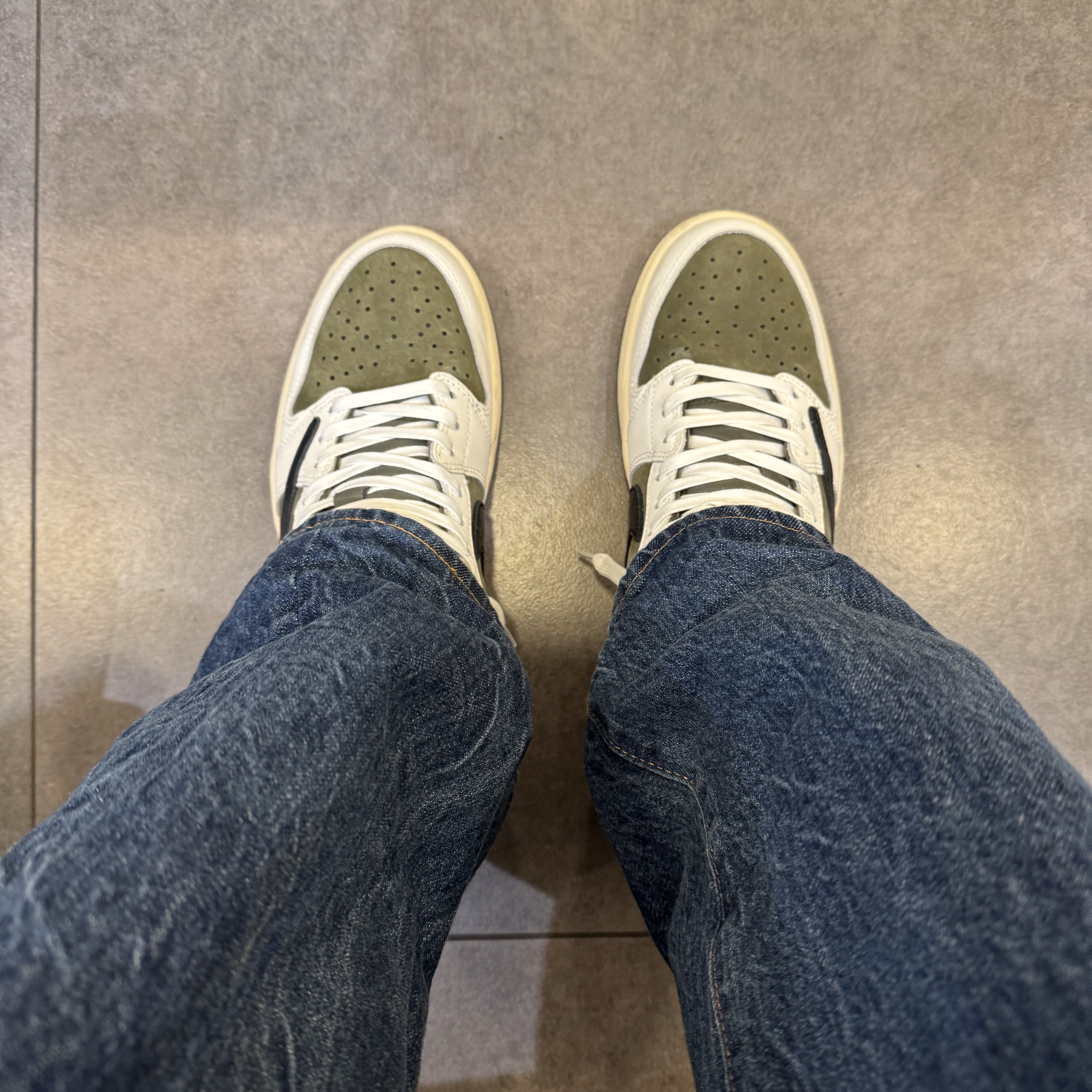 Jordan 1 x Travis Scott Retro Low OG SP Reverse Olive 착용 스타일