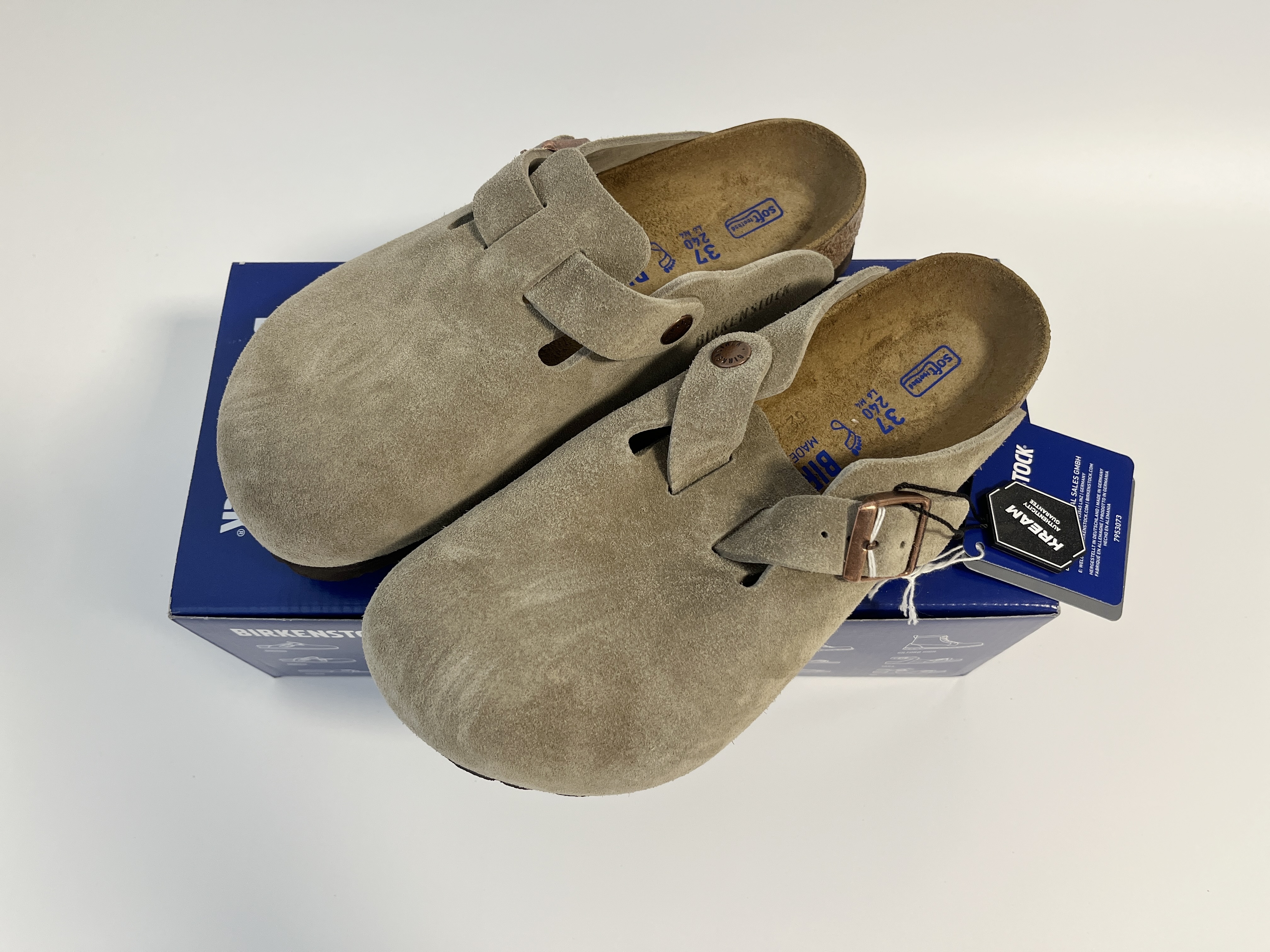 Birkenstock Boston Soft Footbed Taupe - Regular, Birkenstock Gizeh Birko Flor White - Regular 착용 스타일 - 2