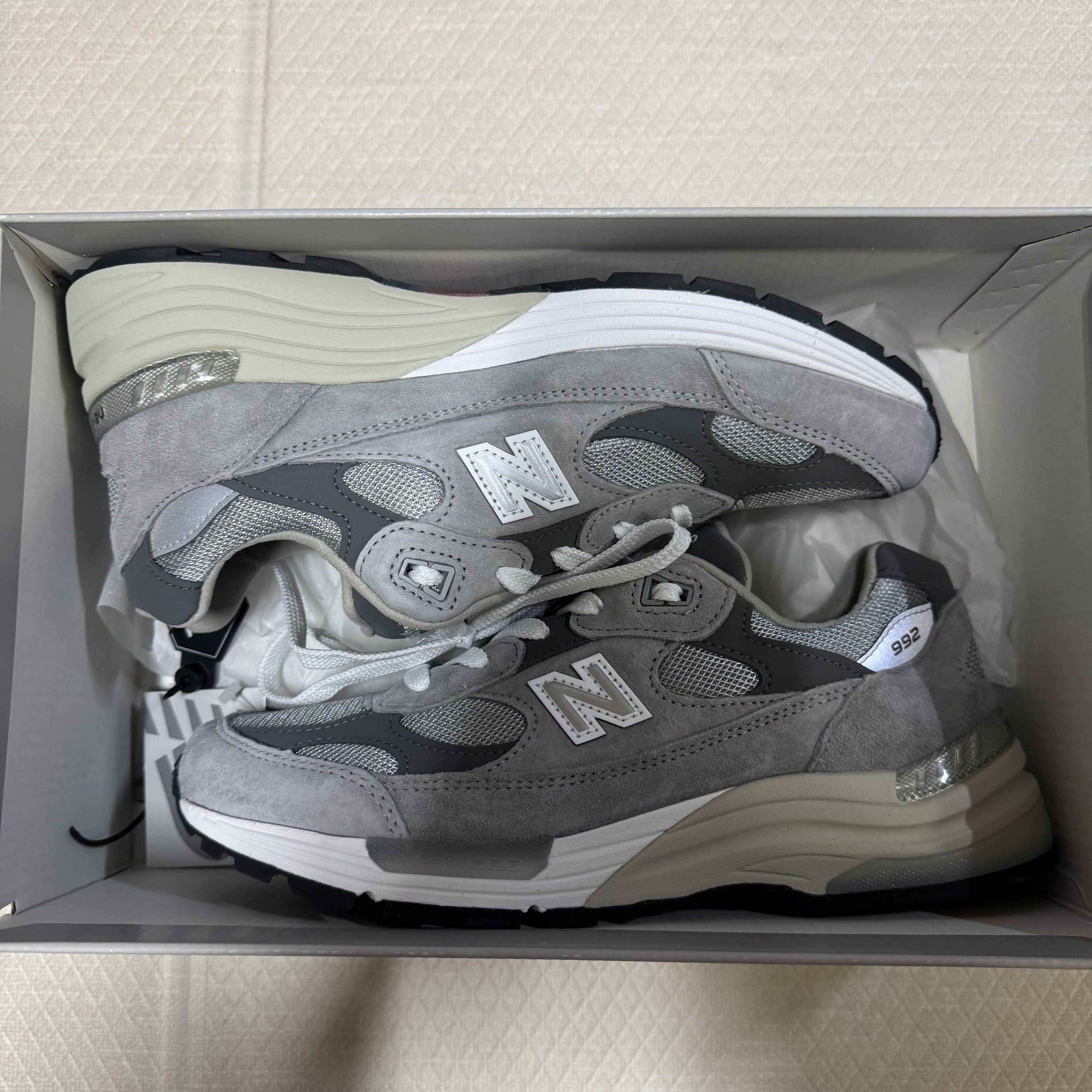 New Balance 992 Made in USA Core Grey Silver Metallic 착용 스타일 - 4