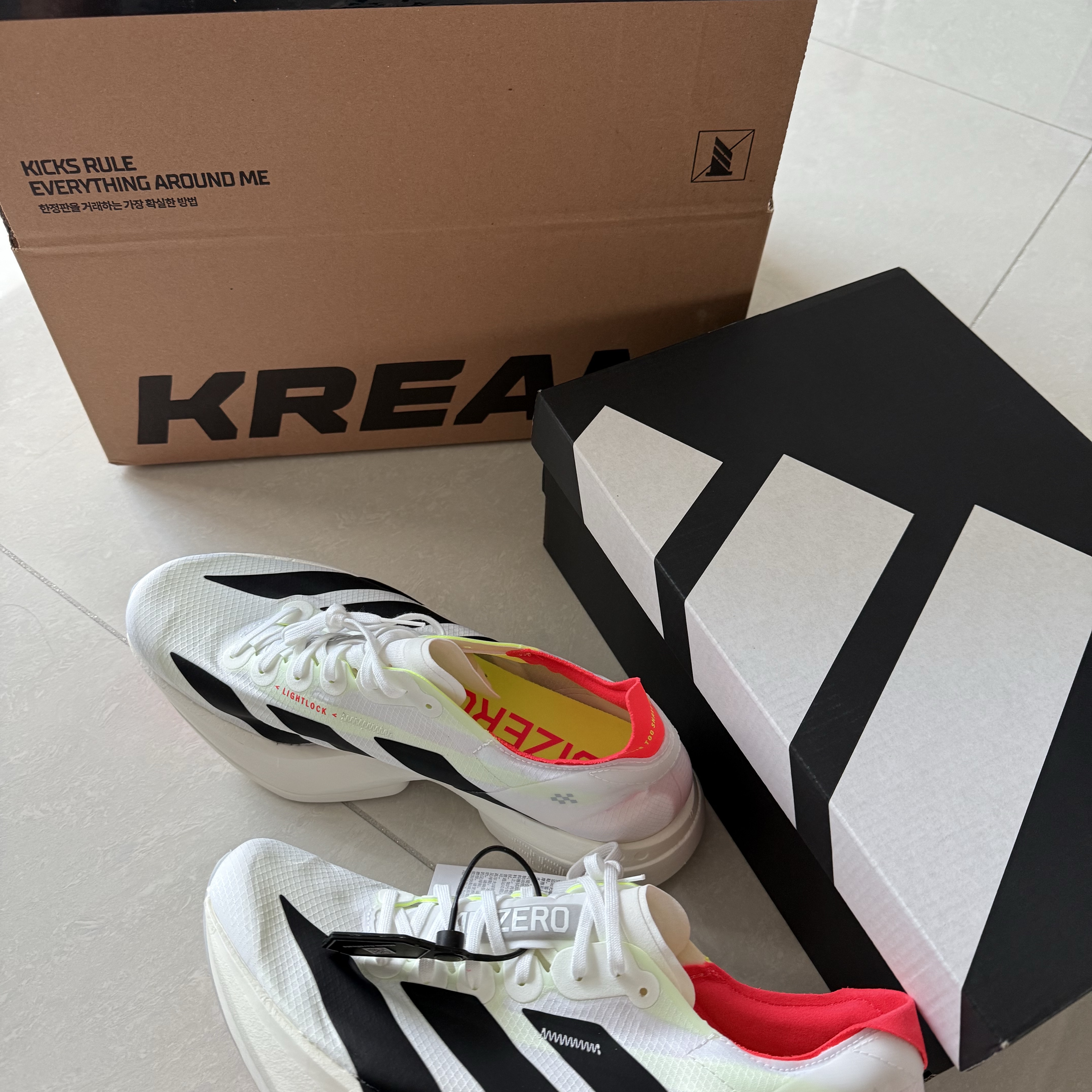 Adidas Adizero Adios Pro 4 Cloud White Core Black 착용 스타일 - 1
