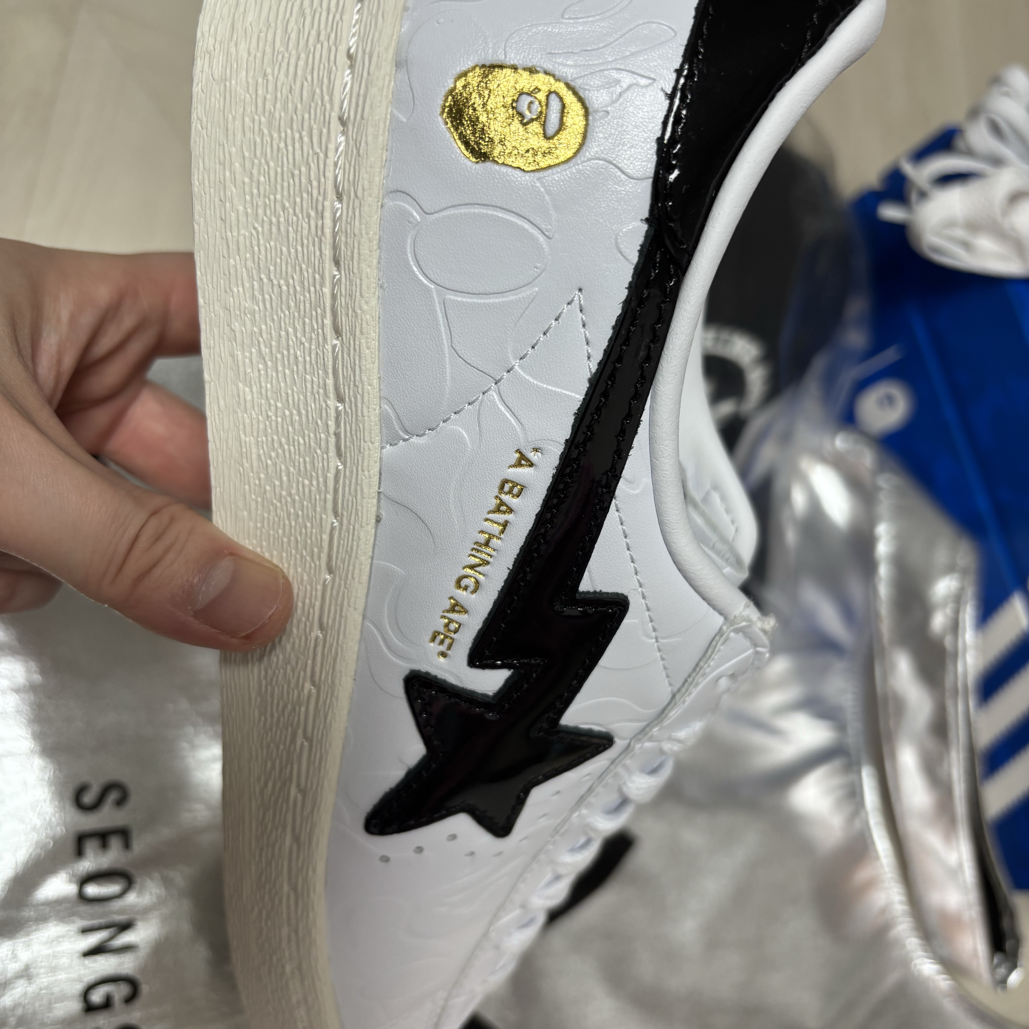 Adidas x BAPE Superstar Vintage Cloud White Core Black, Adidas x BAPE Baseball Cap Black 착용 스타일 - 3
